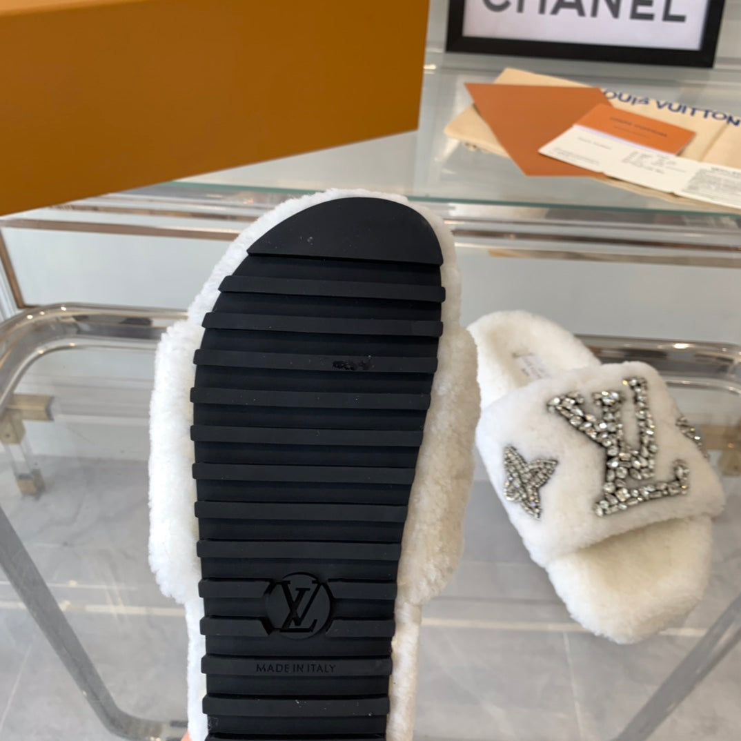 LV WOMEN'S PASEO FLAT SLIPPER IN WHITE FLEECE、mysite、Cacoeks