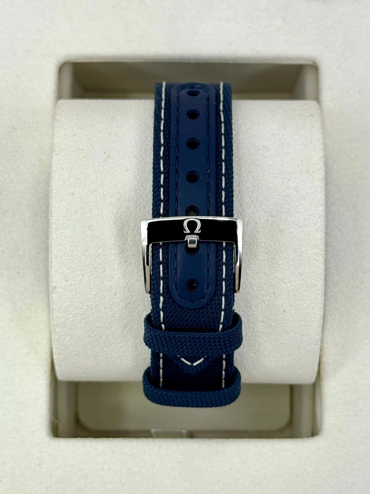 Omega Speedmaster Ref. 310.32.42.50.02.001 Super Clone Watch – White Dial Stainless Steel Bracelet Fake Replica (Snoopy Award 50th Anniversary)