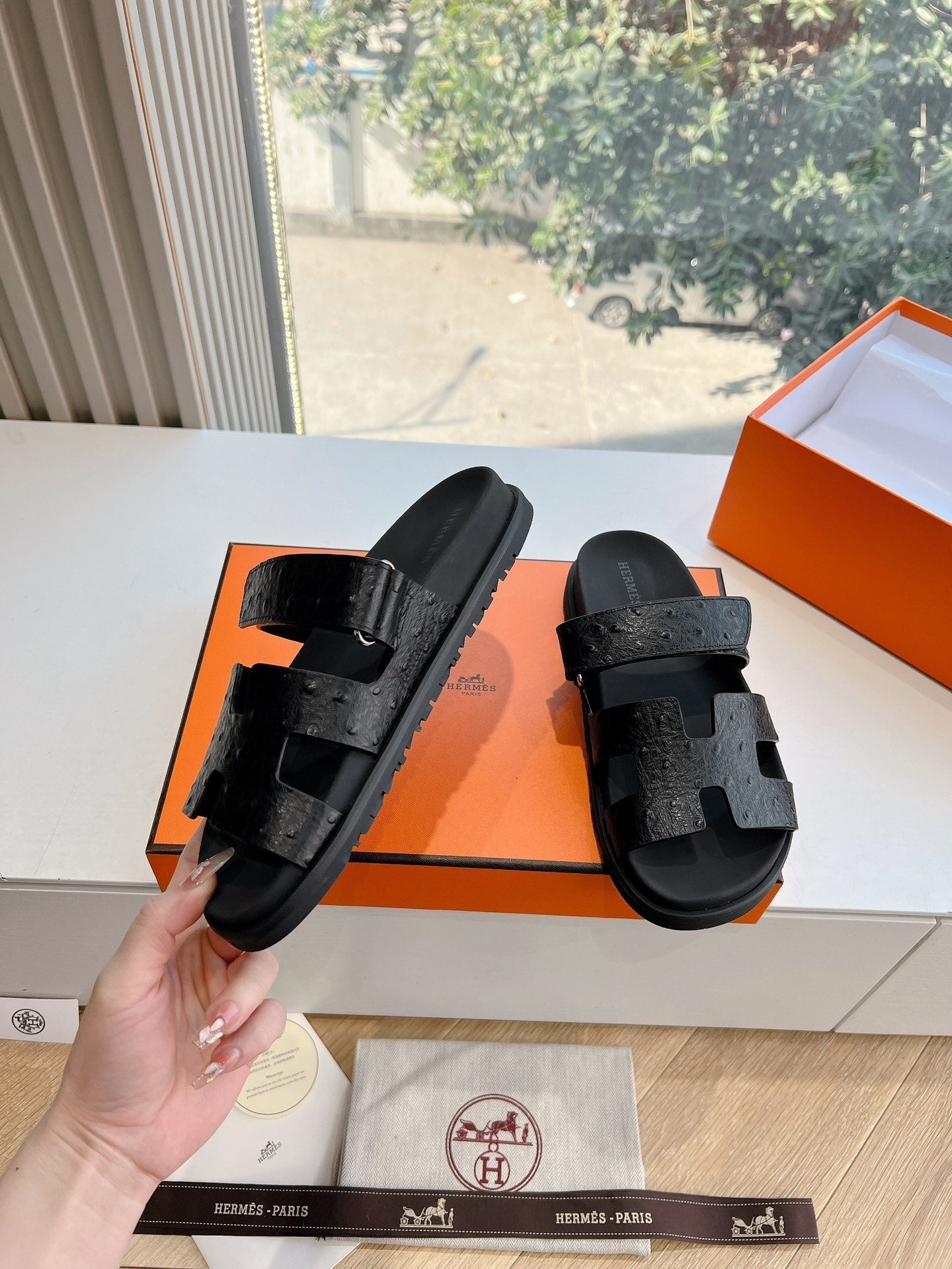 CHYPRE SANDAL IN BLACK GRAINED CALFSKIN、mysite、Cacoeks