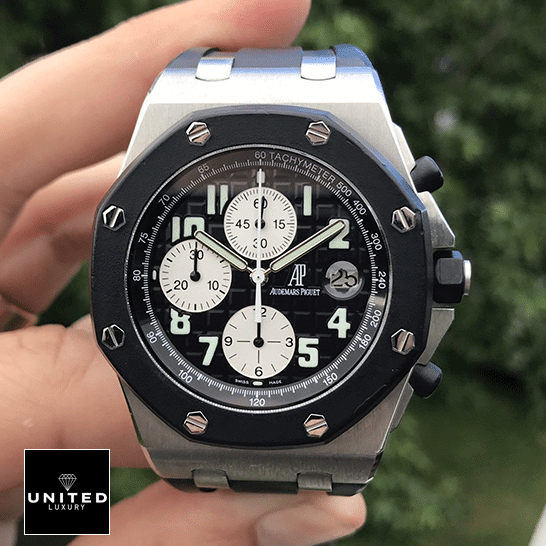 Chronograph AP Replica audemarspiguet royaloakoffshore 25940SK.OO .D002CA.03 replica FRONT Audemars Piguet Royal Oak Black Dial Replica on the fingers
