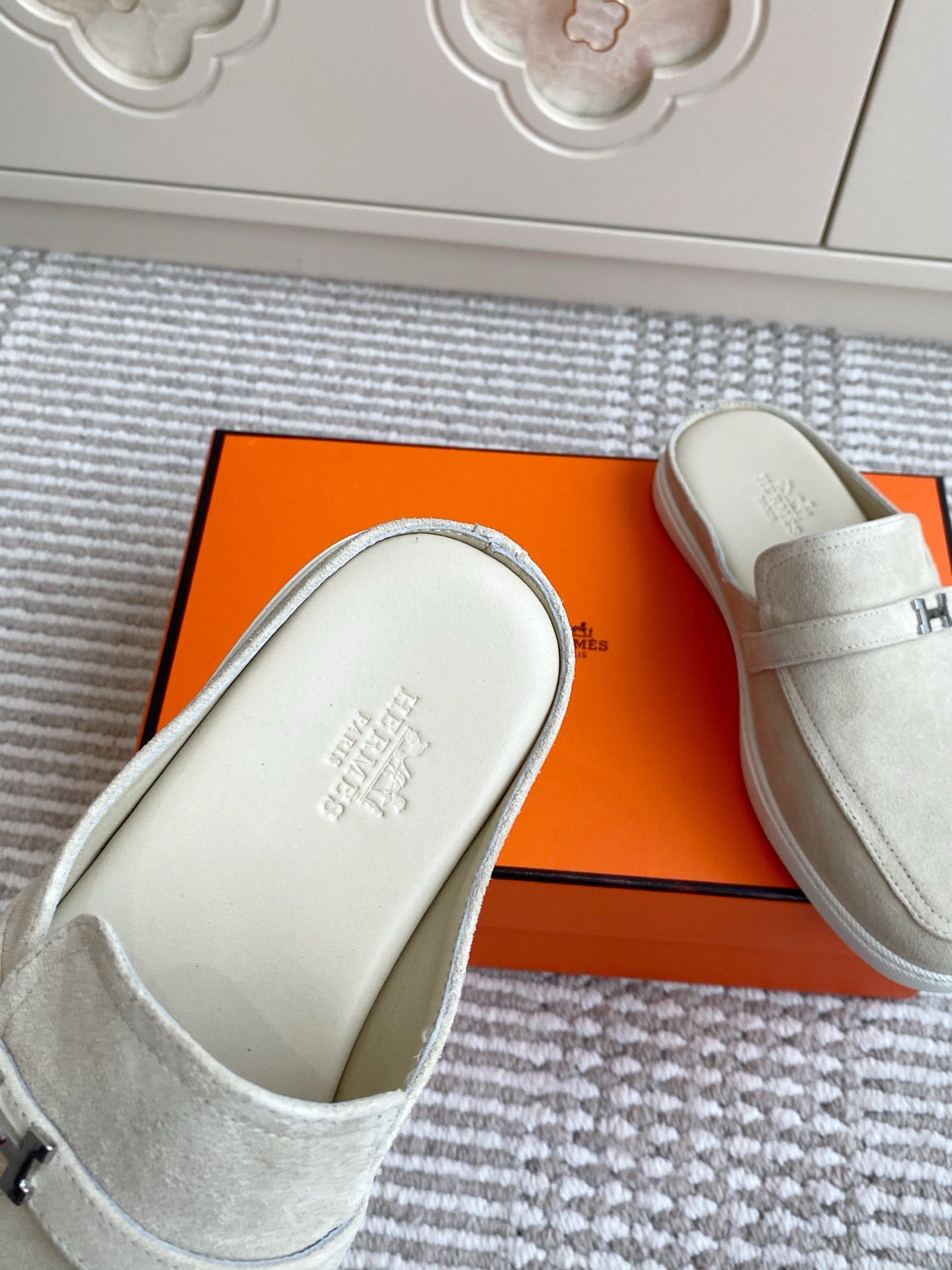 HM 25S MULES IN CREAM WHITE SUEDE WITH SILVER HARDWARE、mysite、Cacoeks