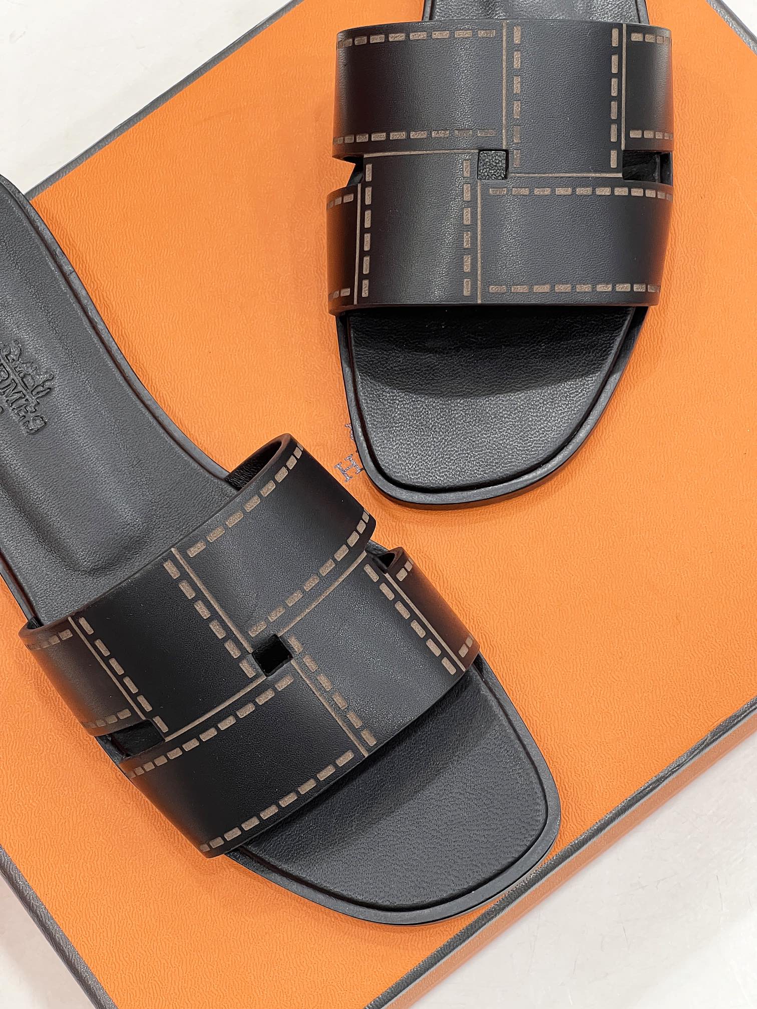 IDIOMA SANDAL IN BLACK CALFSKIN、mysite、Cacoeks