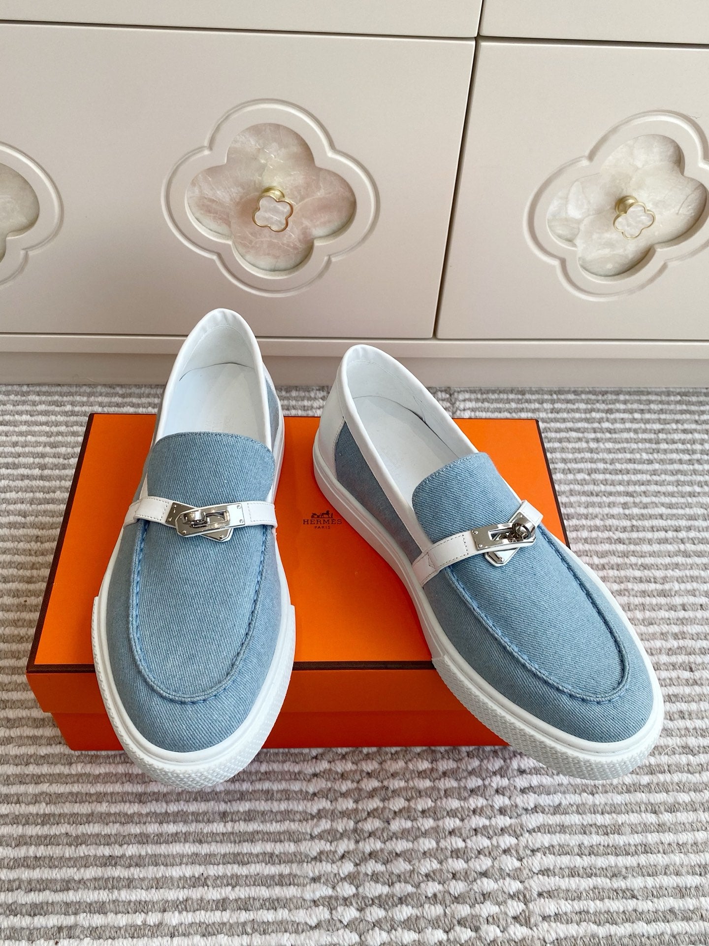 HM 25S SLIP-ON IN SKY BLUE CANVAS WITH SILVER HARDWARE、mysite、Cacoeks