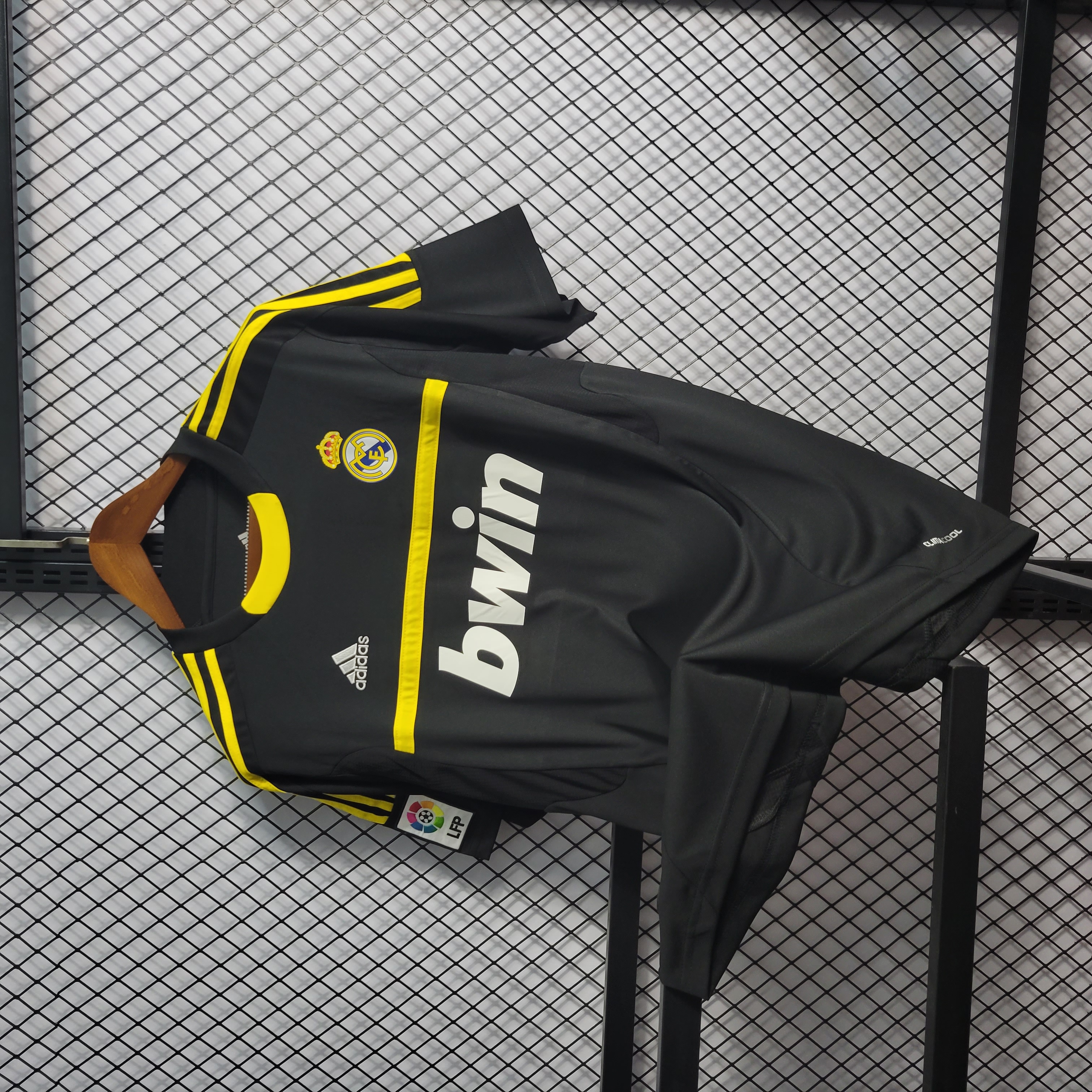 Higojerseys-Retro Real Madrid 11-12 Black Goalkeeper Jersey