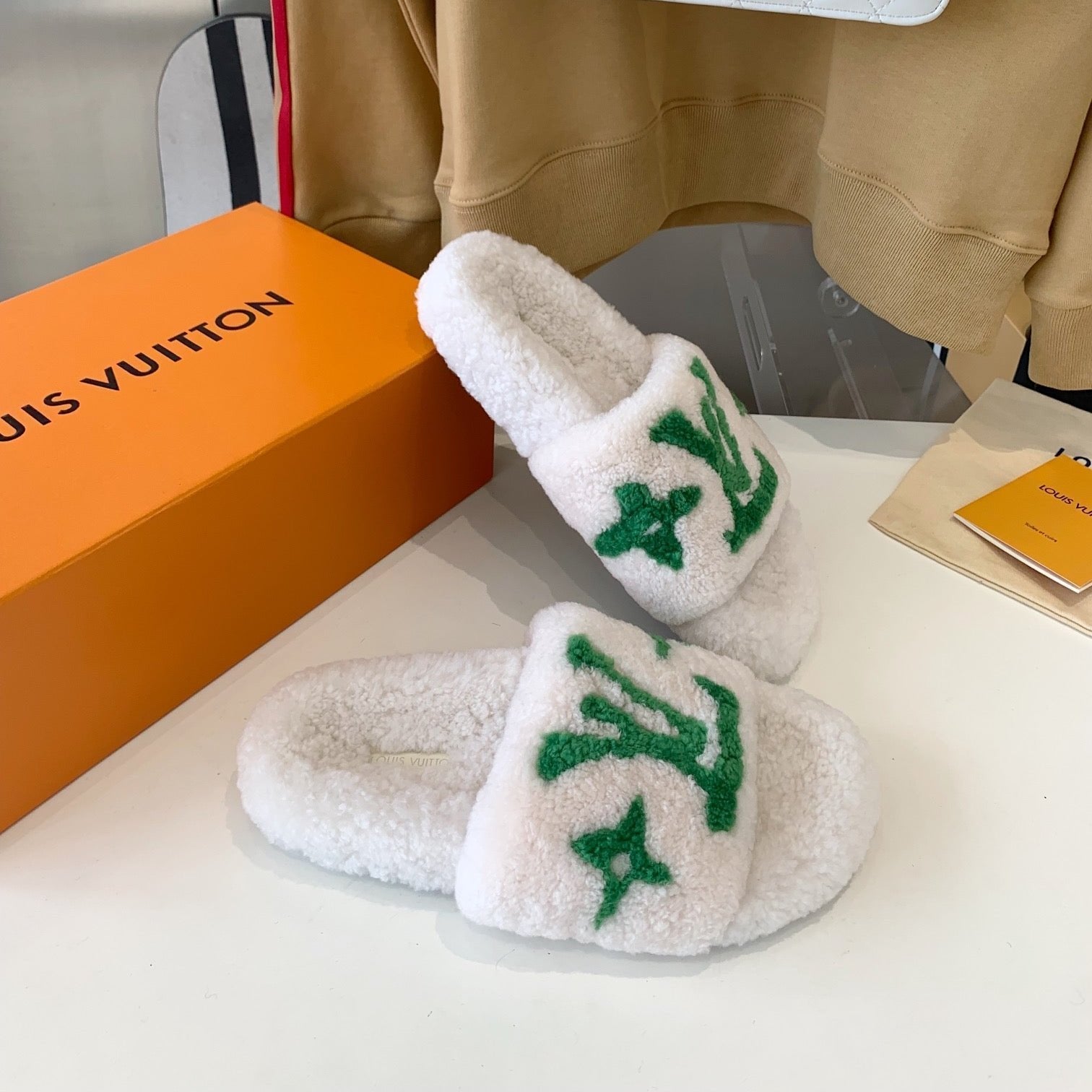 LV WOMEN'S PASEO FLAT SLIPPER IN WHITE FLEECE WITH GREEN LOGO、mysite、Cacoeks