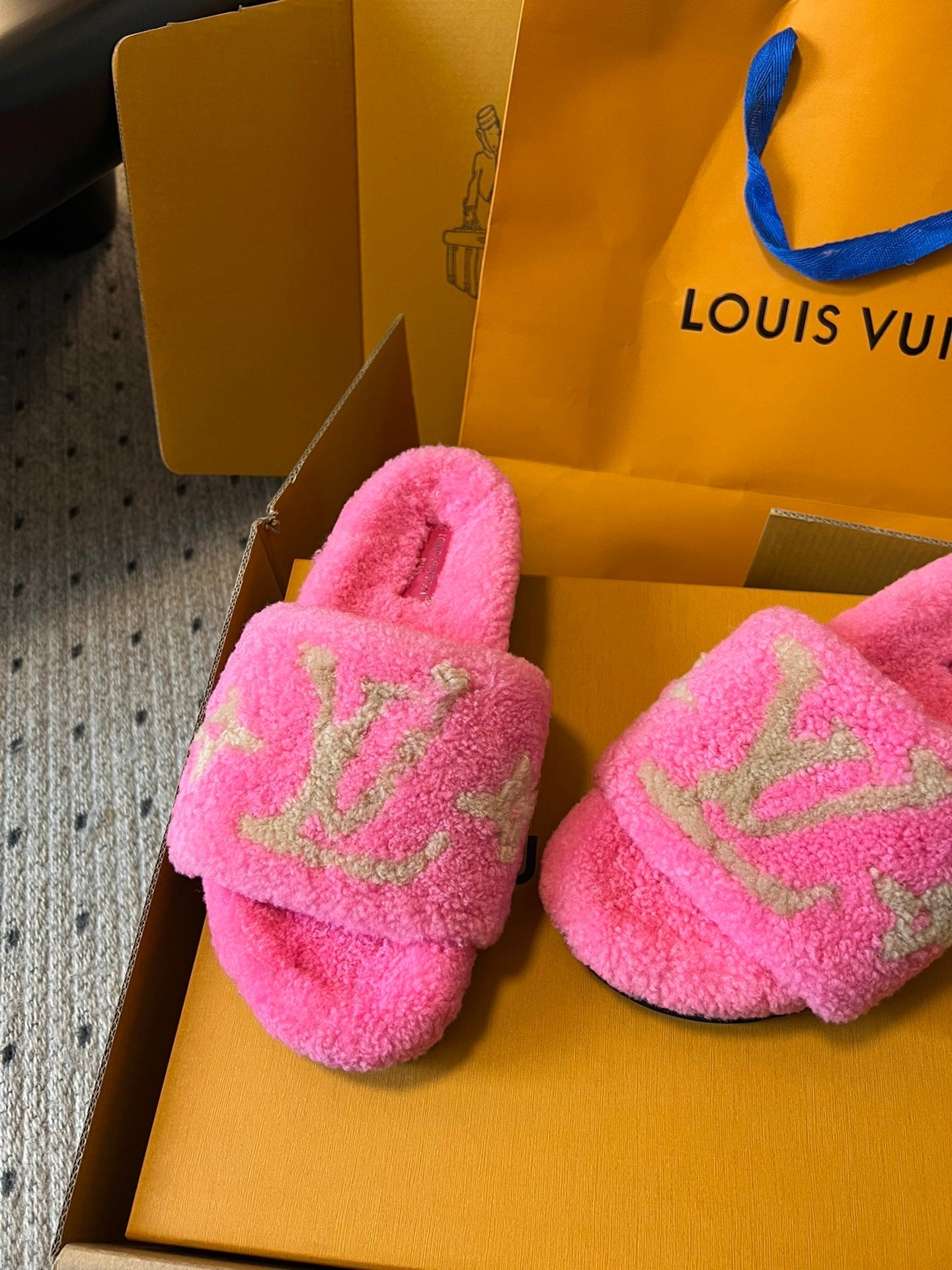 SLIPPER IN BRIGHT PINK FLEECE WITH CAMEL BEIGE LOGO、mysite、Cacoeks