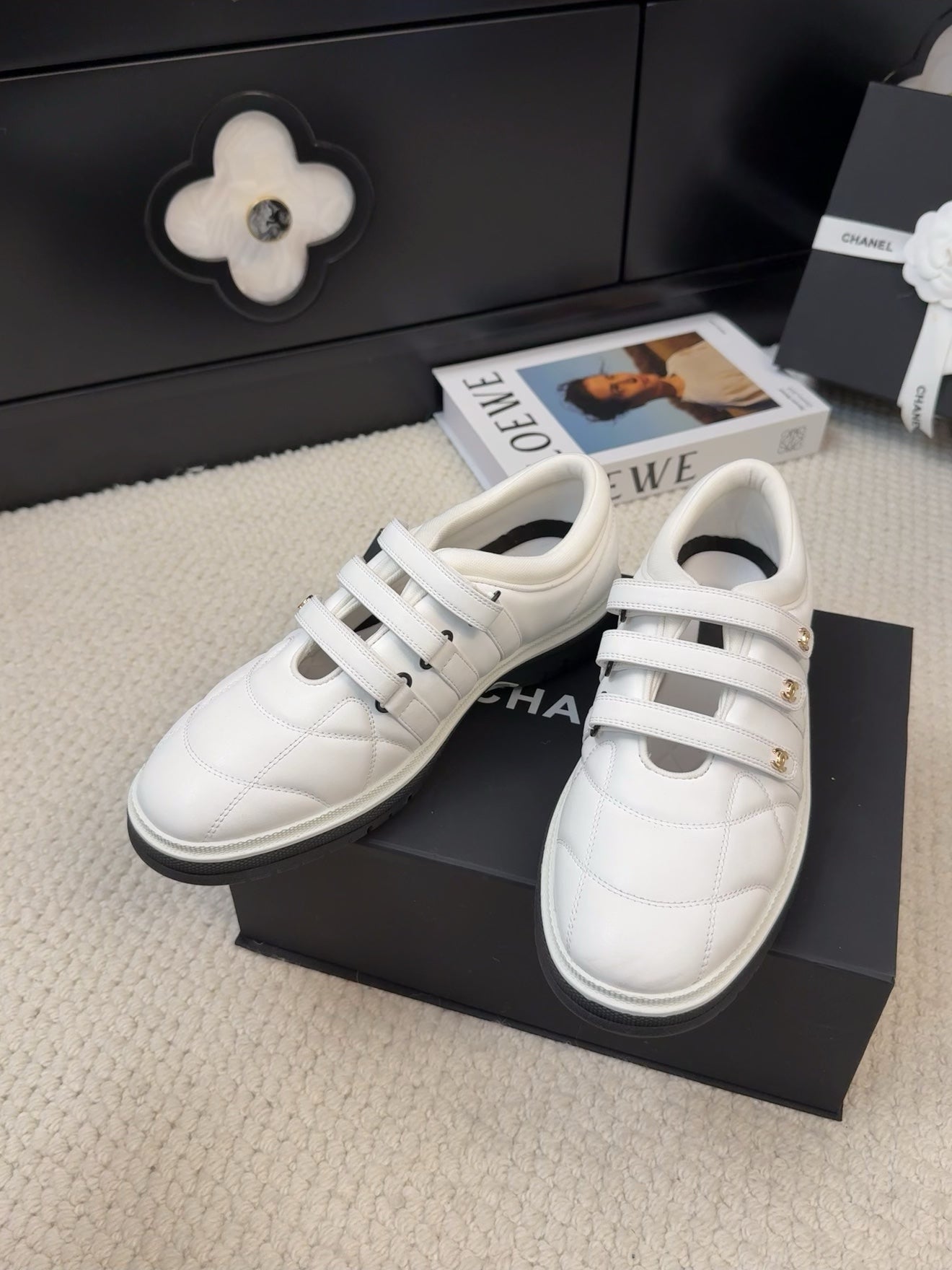 SNEAKERS WITH THREE STRAPS IN WHITE CALFSKIN、mysite、Cacoeks