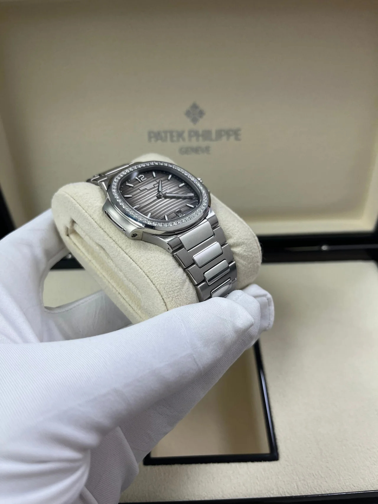 Patek Philippe Nautilus Ladies 7118/1200A-011 Super Clone – 35.2mm Silver Dial Replica Watch