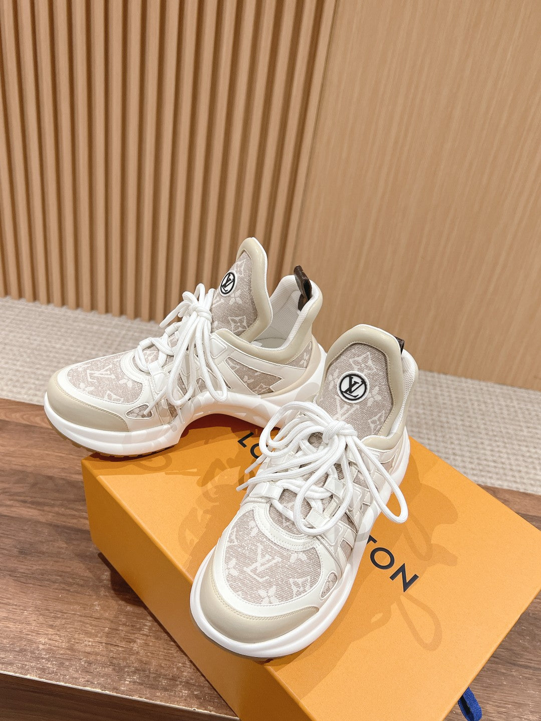 LV ARCHLIGHT SNEAKER IN WHITE CALFSKIN AND CAMEL BEIGE MONOGRAM DENIM、mysite、Cacoeks