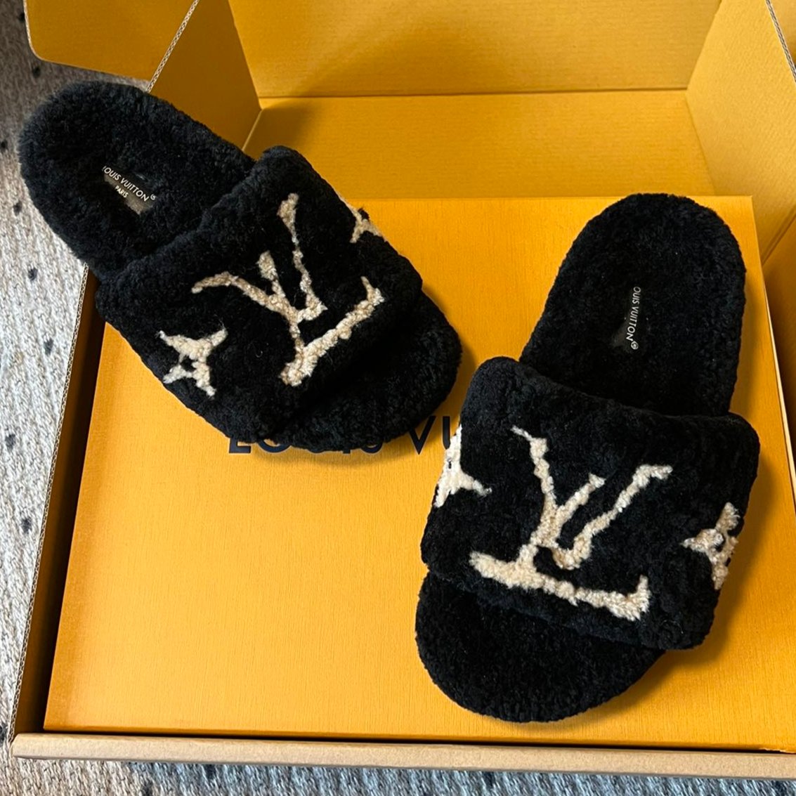 SLIPPER IN BLACK FLEECE WITH BEIGE LOGO、mysite、Cacoeks