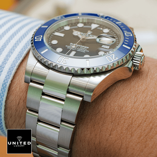 Rolex Submariner Date 16610 Black Dial Oyster Replica 3 Rolex Submariner Date 16610 Blue Bezel Oyster Replica on his arm