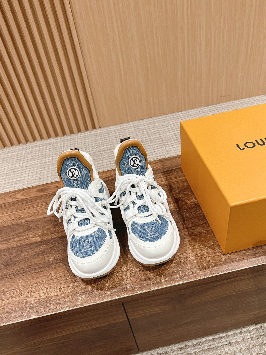 LV ARCHLIGHT SNEAKER IN WHITE CALFSKIN AND LIGHT BLUE MONOGRAM DENIM、mysite、Cacoeks