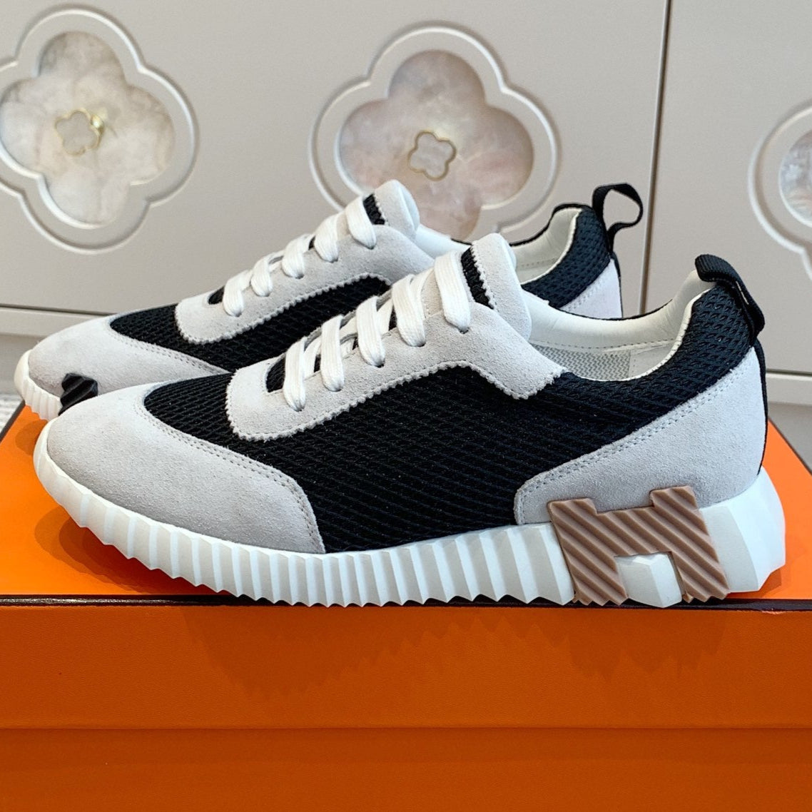 BOUNCING SNEAKER IN BLACK GRAPHIC MESH AND PASTEL GRAY SUEDE、mysite、Cacoeks