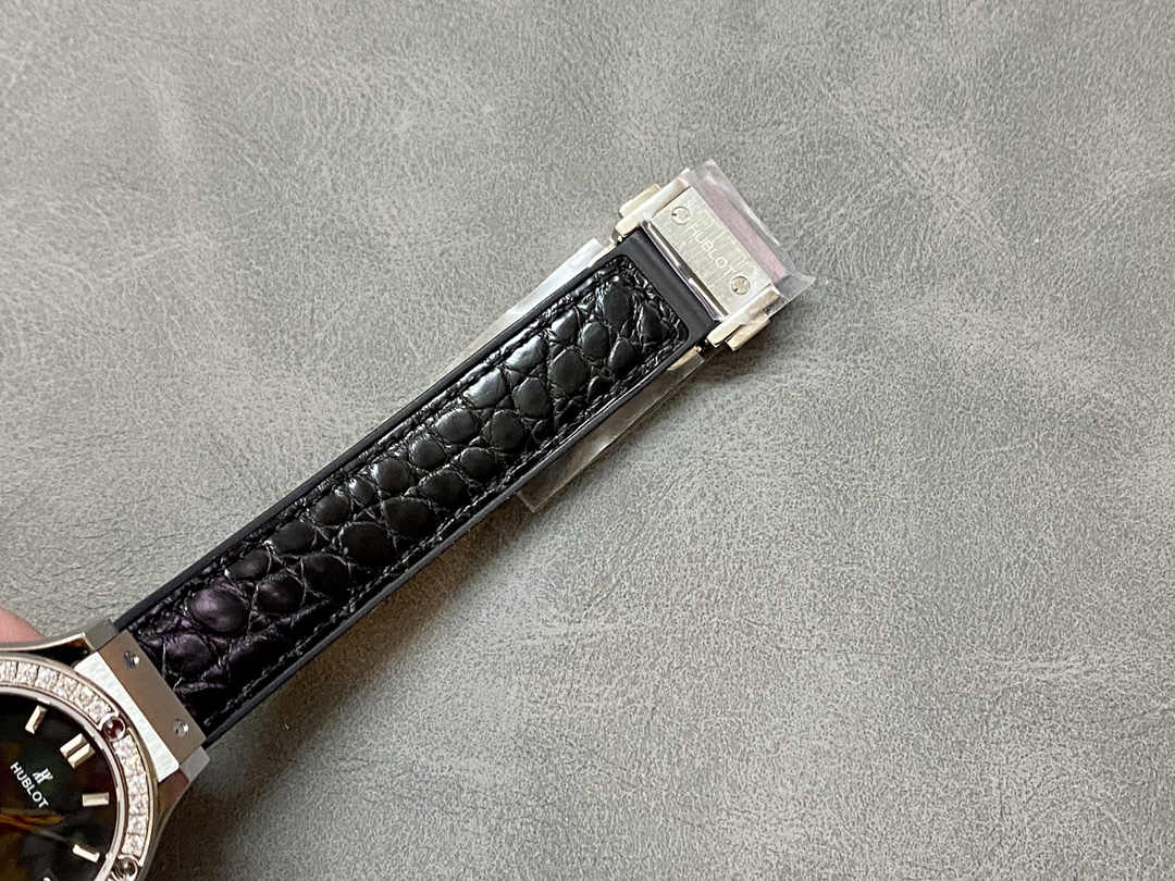 Hublot Classic Fusion 581.NX.1171.LR.1104 33mm Lady Watch-fasswatch