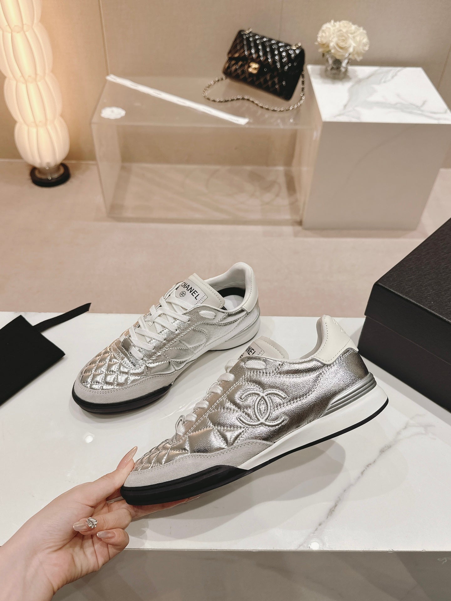 SNEAKERS IN GLOSSY SILVER LAMBSKIN、mysite、Cacoeks