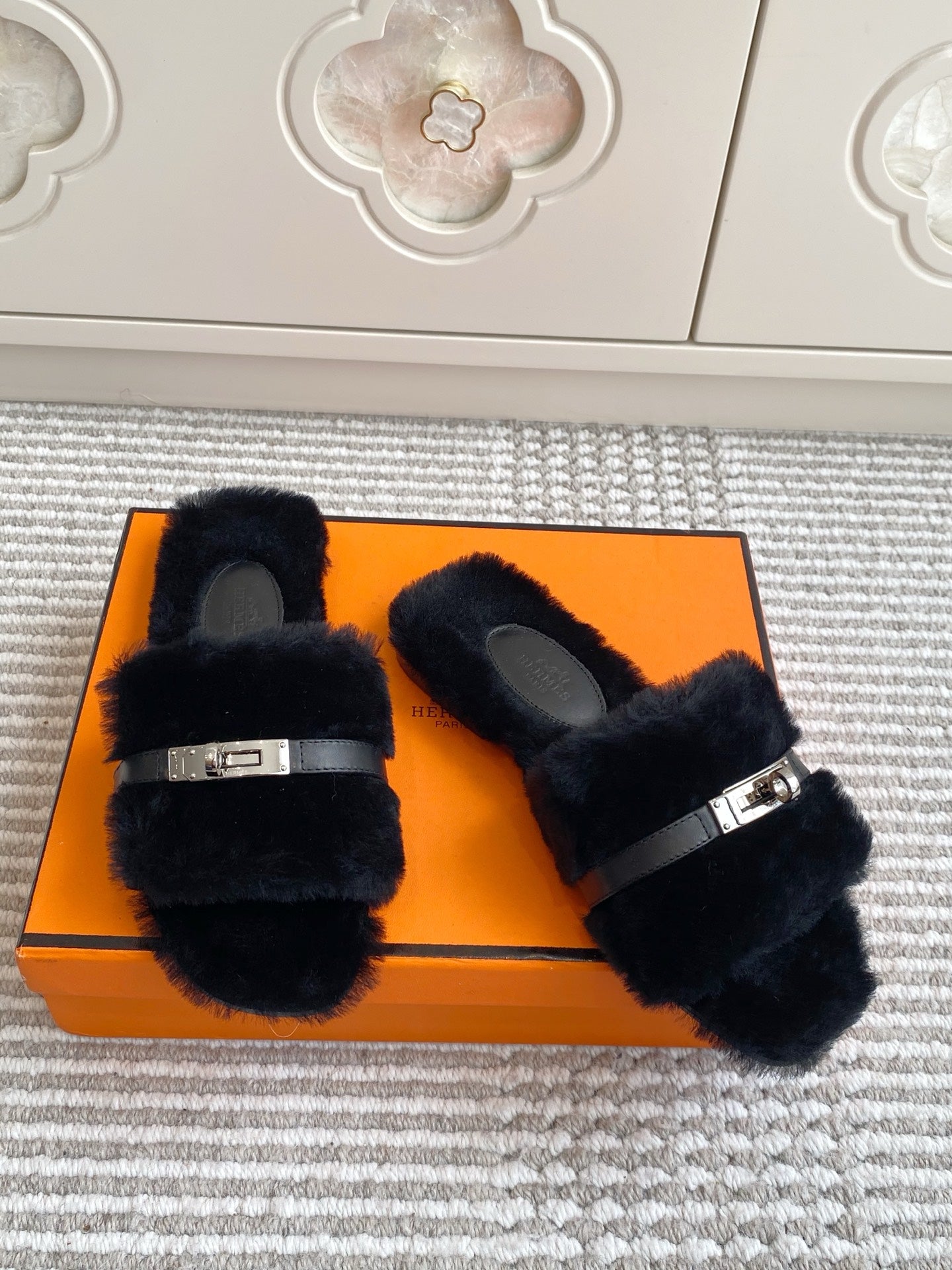 HM 25S GIULIA SANDAL IN BLACK SHEARLING WITH SILVER HARDWARE、mysite、Cacoeks