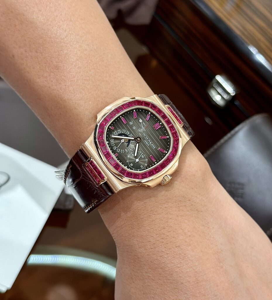Đồng Hồ Patek Philippe Nautilus 5724 Bọc Vàng Độ Đá Ruby Đỏ 40mm (1)