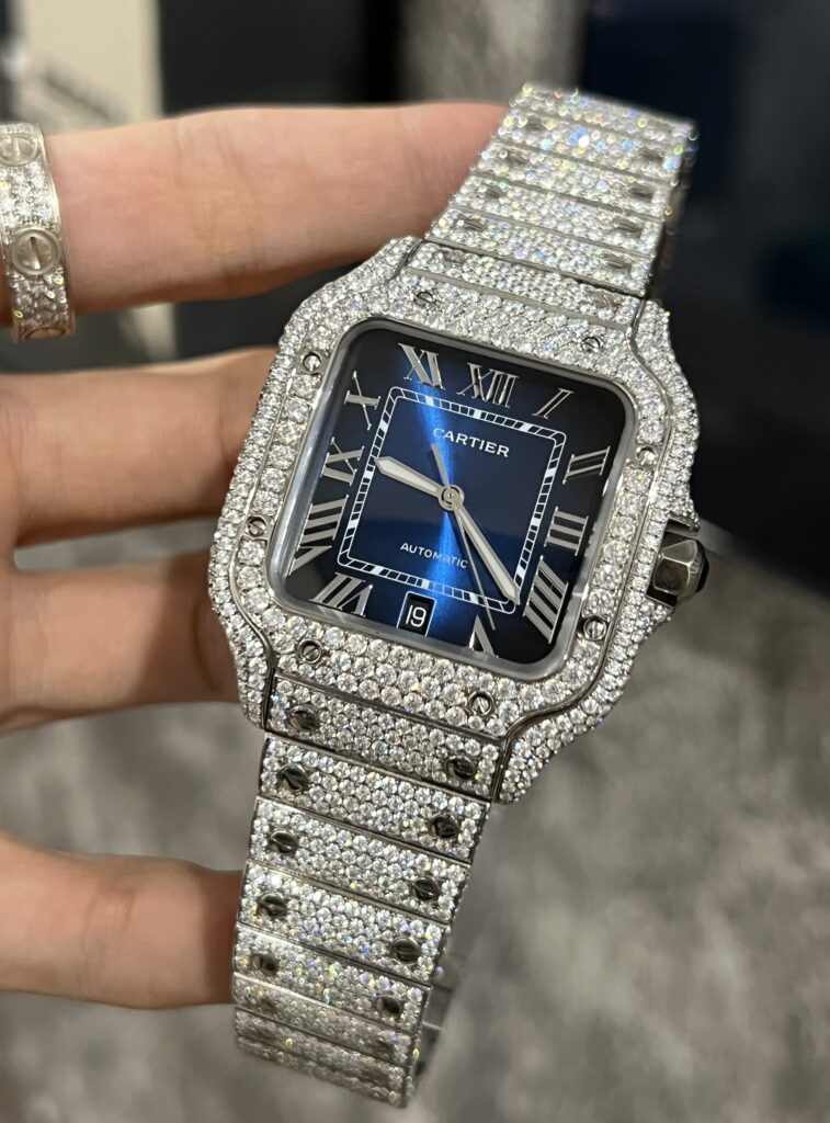 Đồng Hồ Cartier Santos Đính Full Kim Cương Moissanite Mặt Xanh 39 (4)