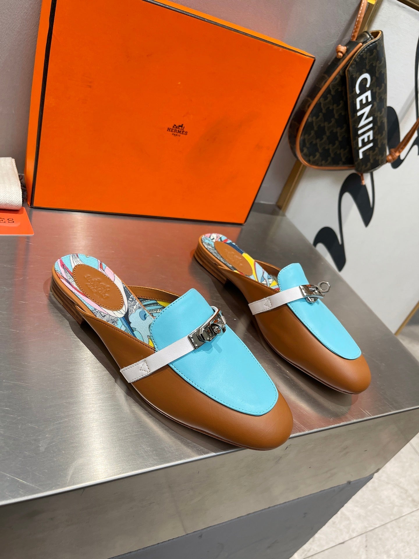 0Z MULE CARAMEL AND SKY CALFSKIN WITH PATTERN、mysite、Cacoeks