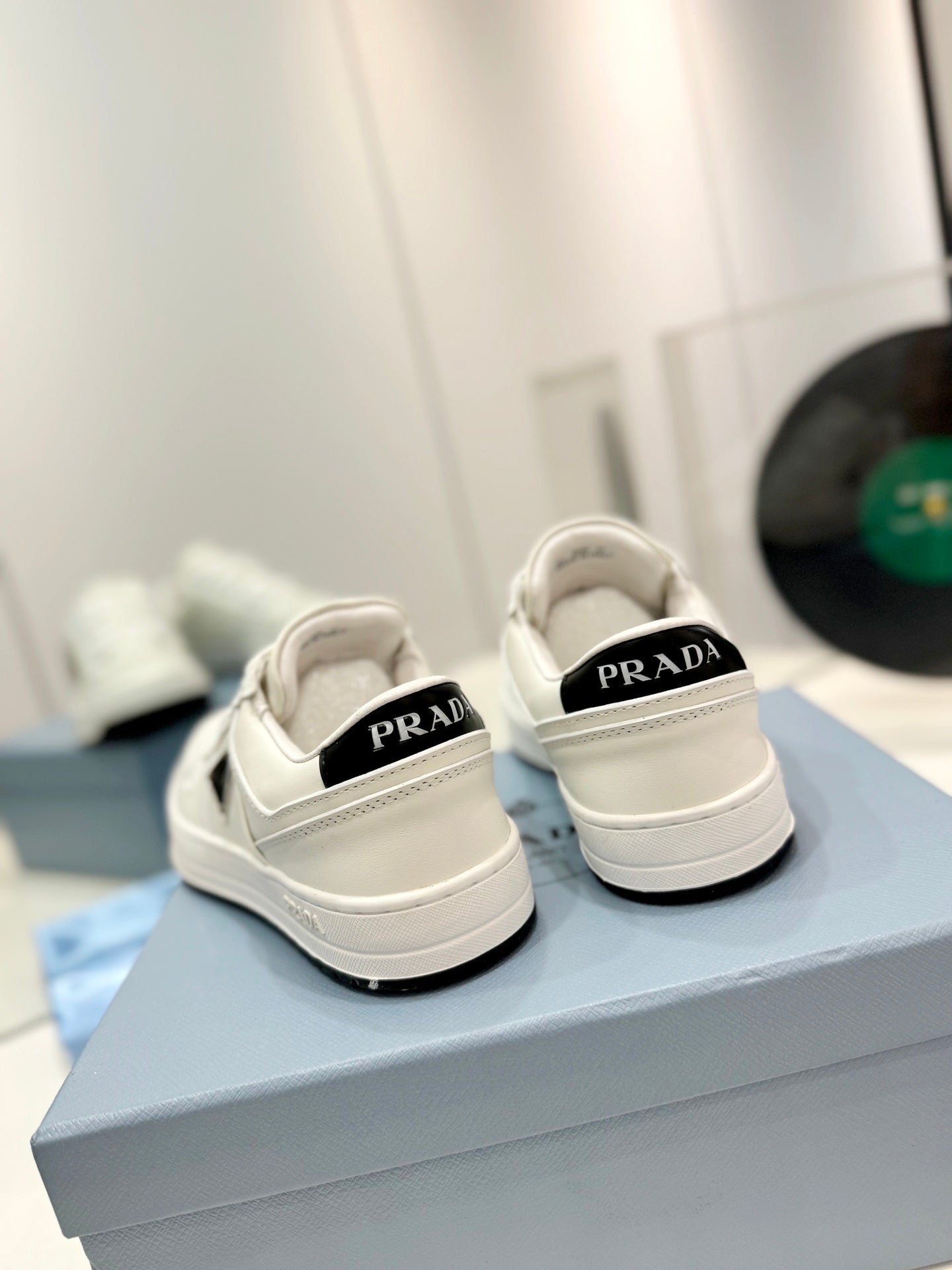 PRA DOWNTOWN PERFORATED SNEAKERS WHITE AND BLACK LOGO CALFSKIN、mysite、Cacoeks