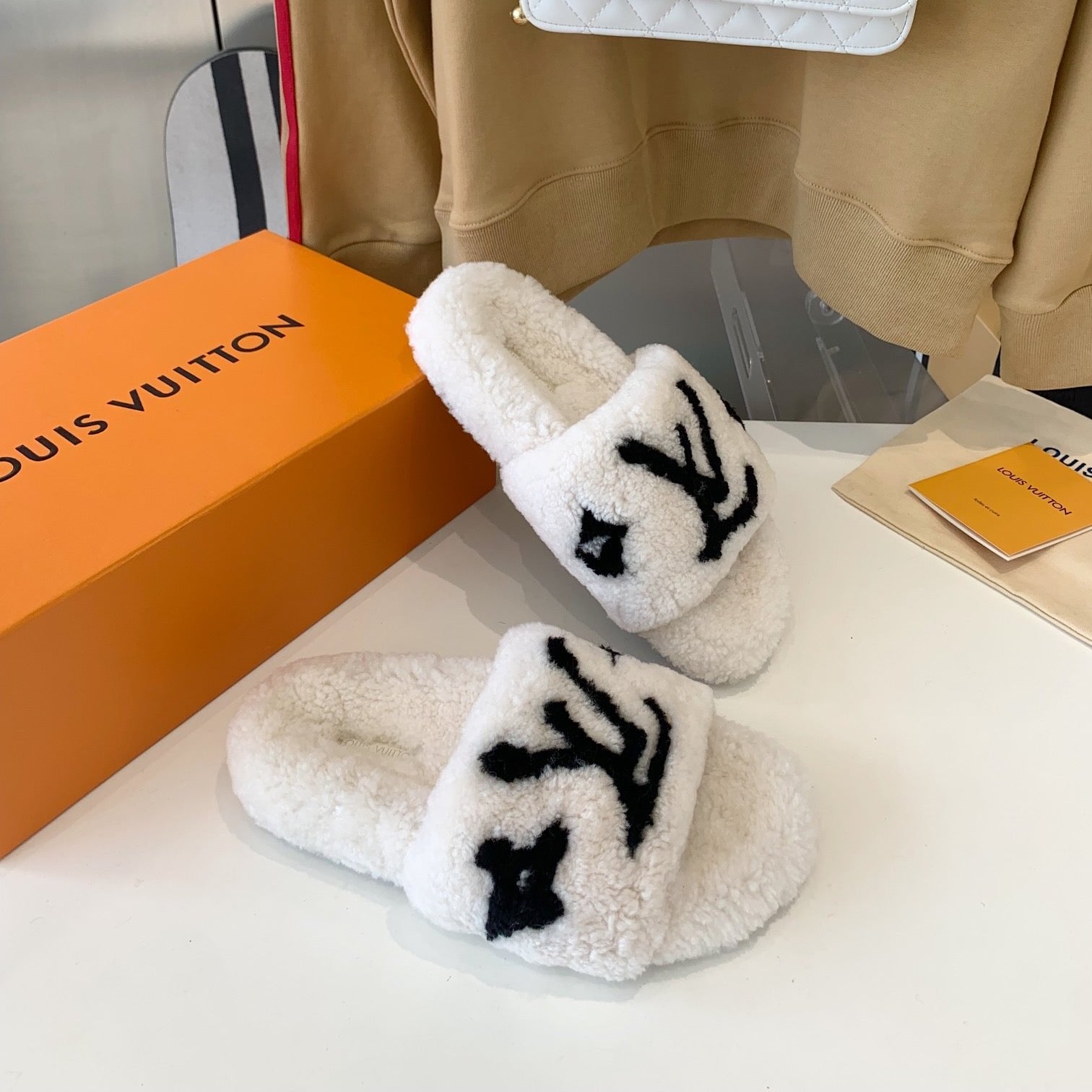 LV WOMEN'S PASEO FLAT SLIPPER IN WHITE FLEECE WITH BLACK LOGO、mysite、Cacoeks
