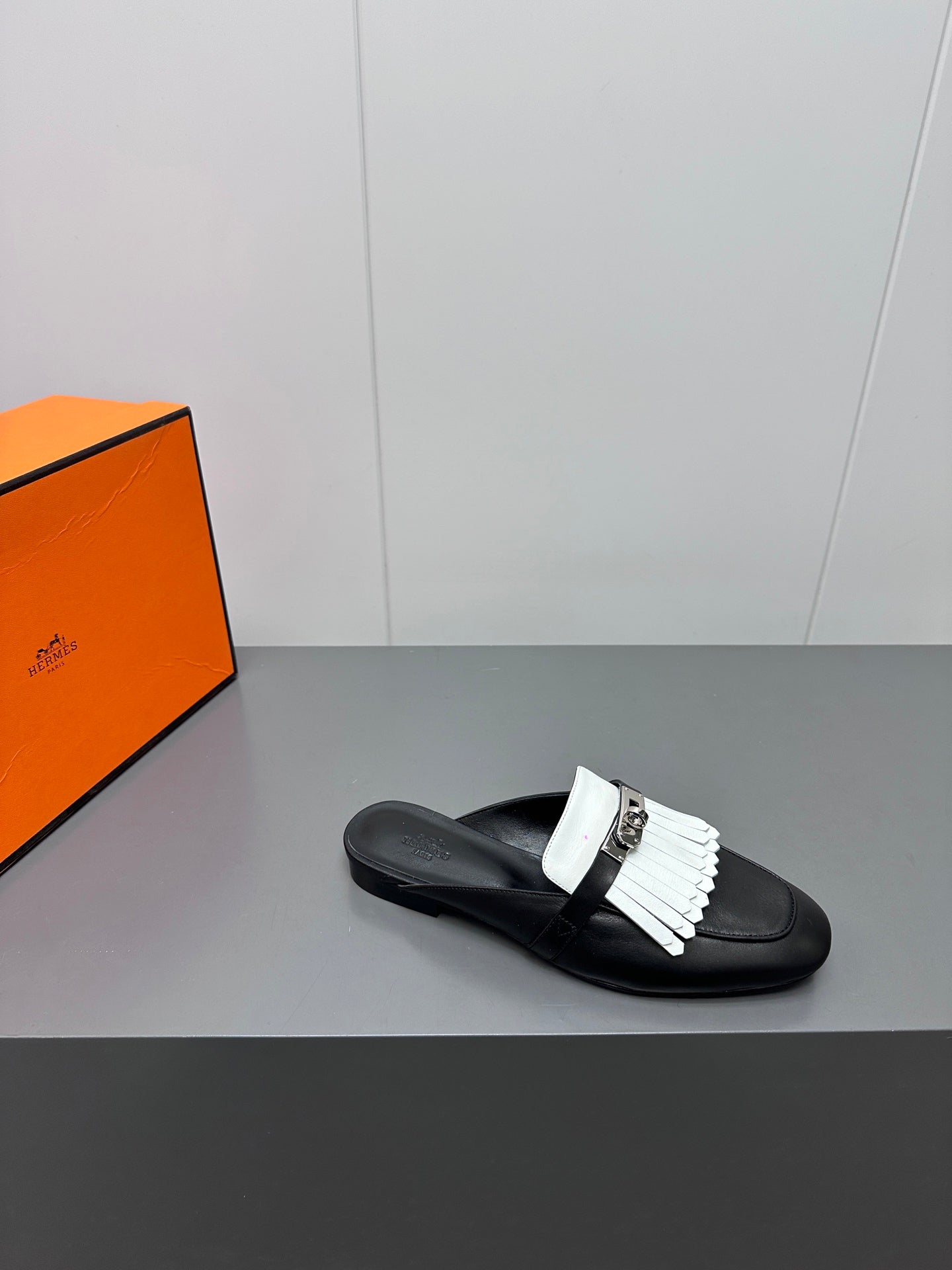 0Z MULE IN BLACK LAMBSKIN WITH WHITE FRINGE DETAIL、mysite、Cacoeks