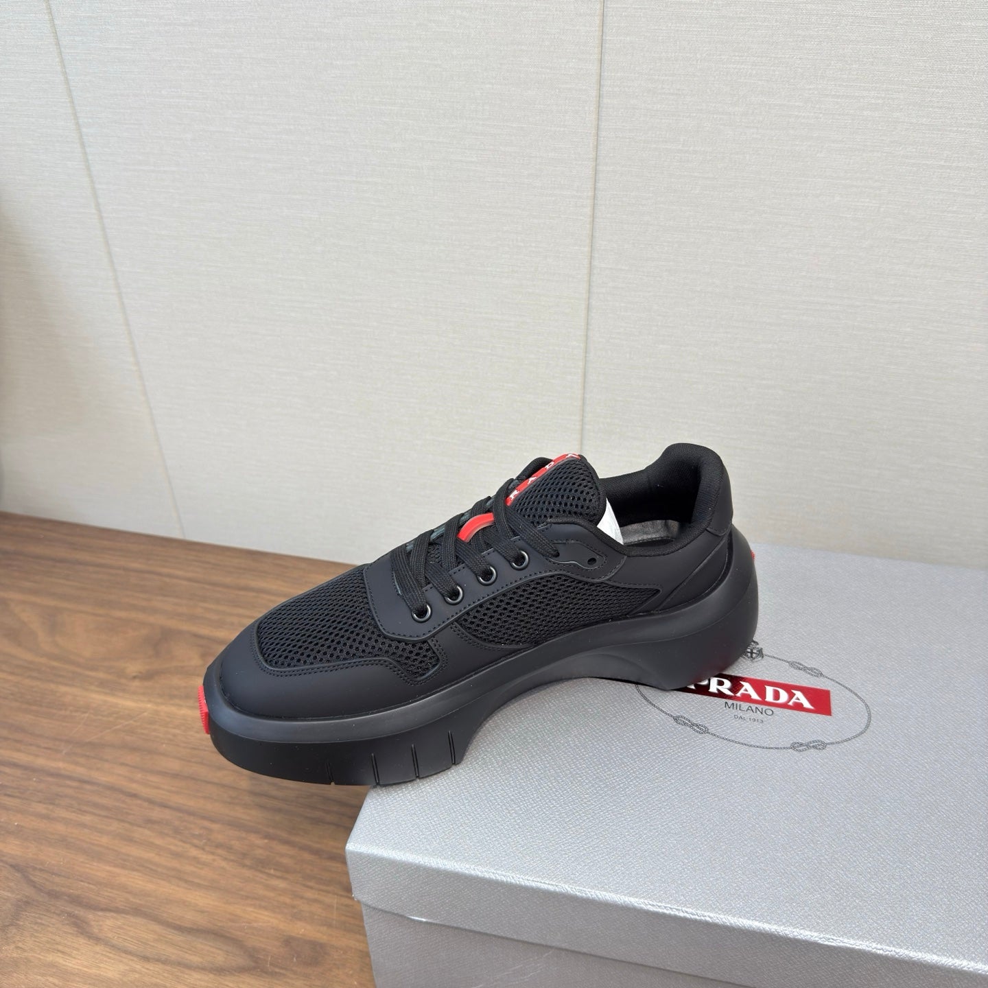 PRADA 25S SPORTY STYLE MEN SNEAKERS LOGO 45MM IN BLACK AND RED CALFSKIN、mysite、Cacoeks