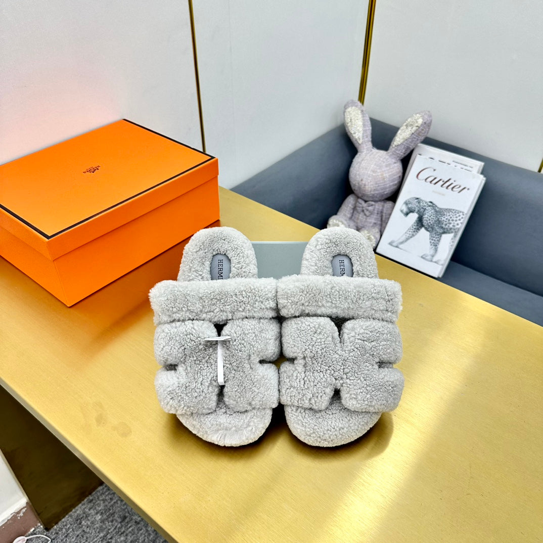 CHYPRE SANDAL IN PALE GRAY SHEARLING、mysite、Cacoeks