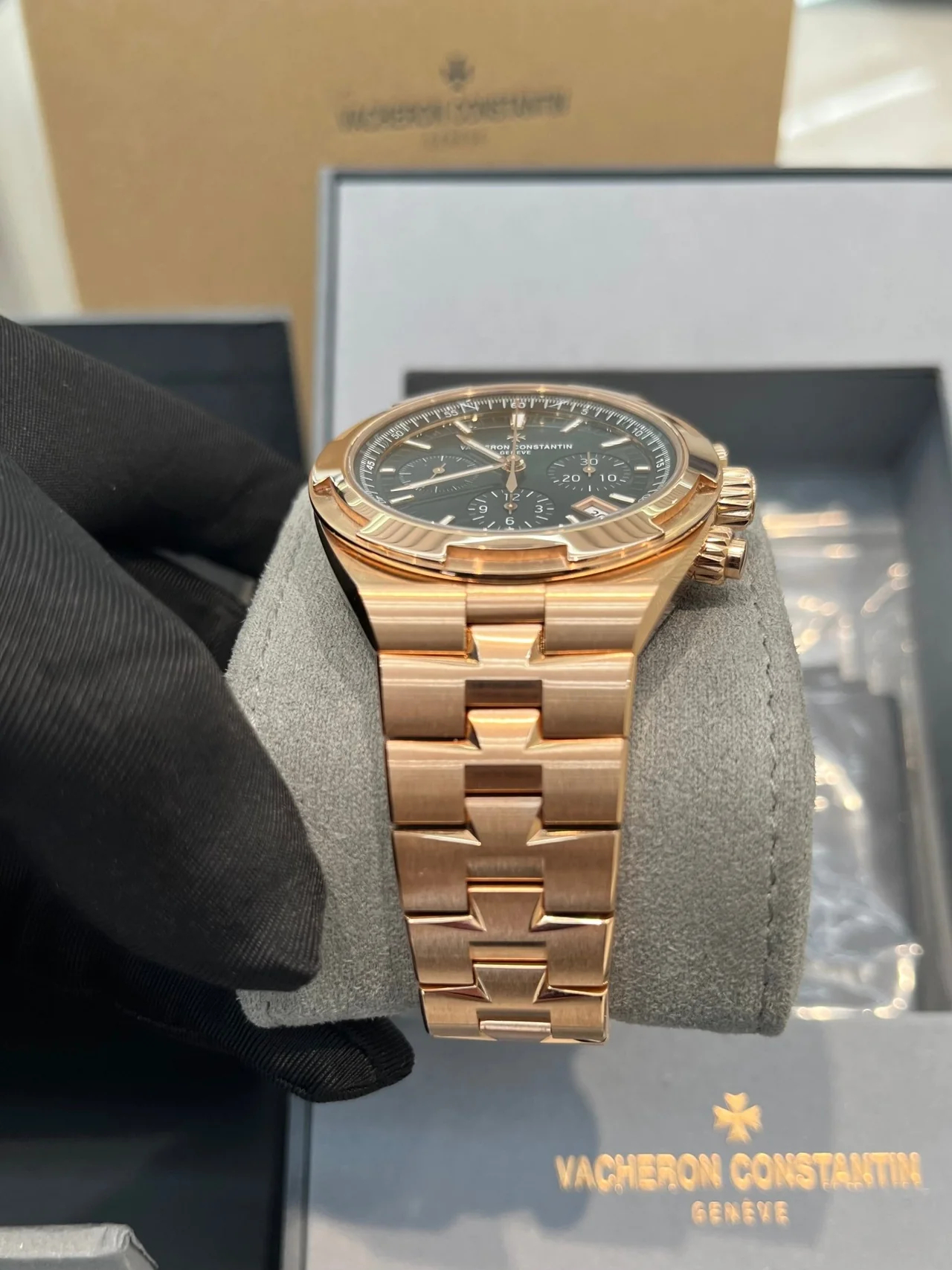 Vacheron Constantin Overseas Ref. 5520V/210R-B966 Super Clone Watch – Rose Gold Blue Dial Fake Replica