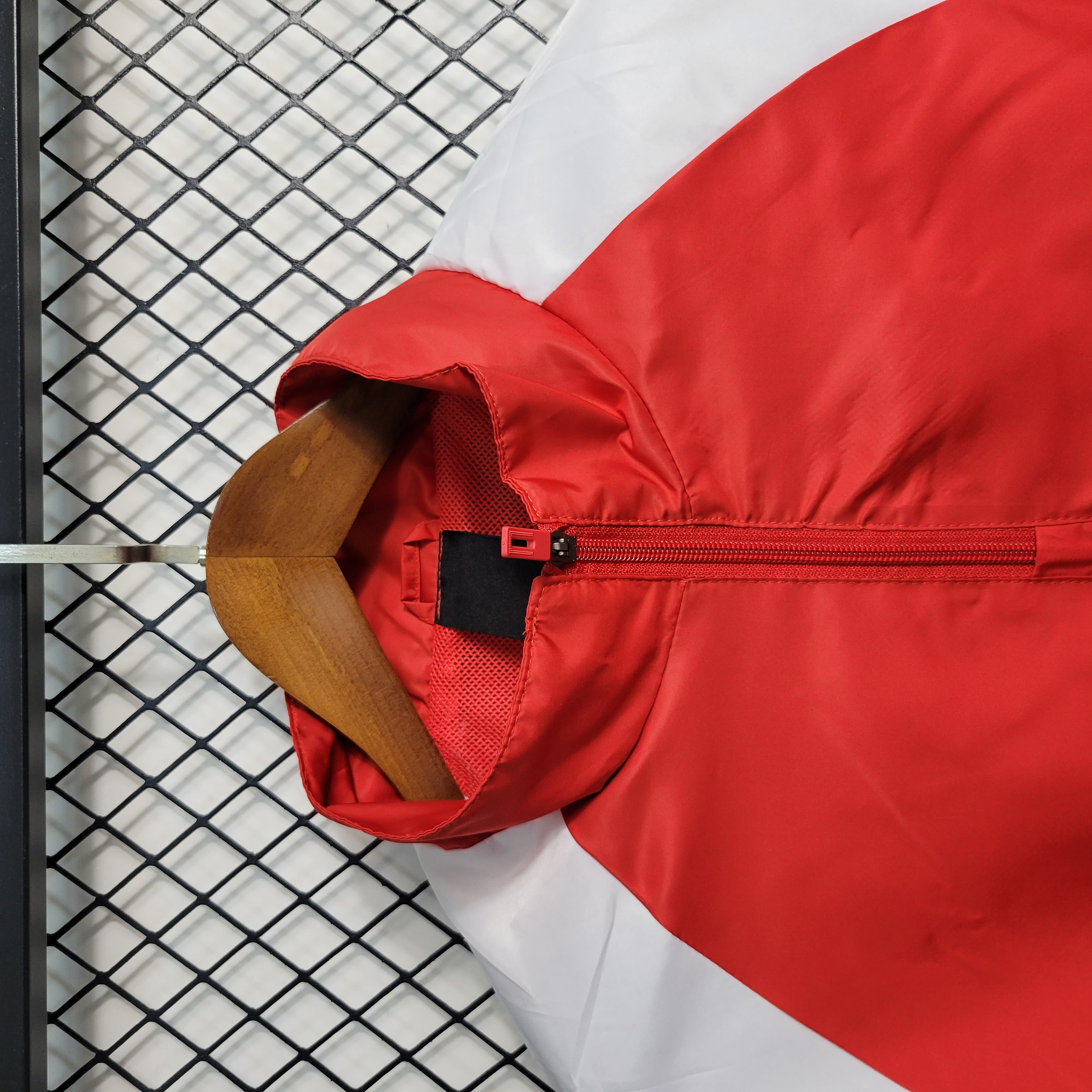 23-24 Bayern Munich Red Windbreaker S-XXL:football jersey mysite: unitedjerseyfootball 邓江浪:football
