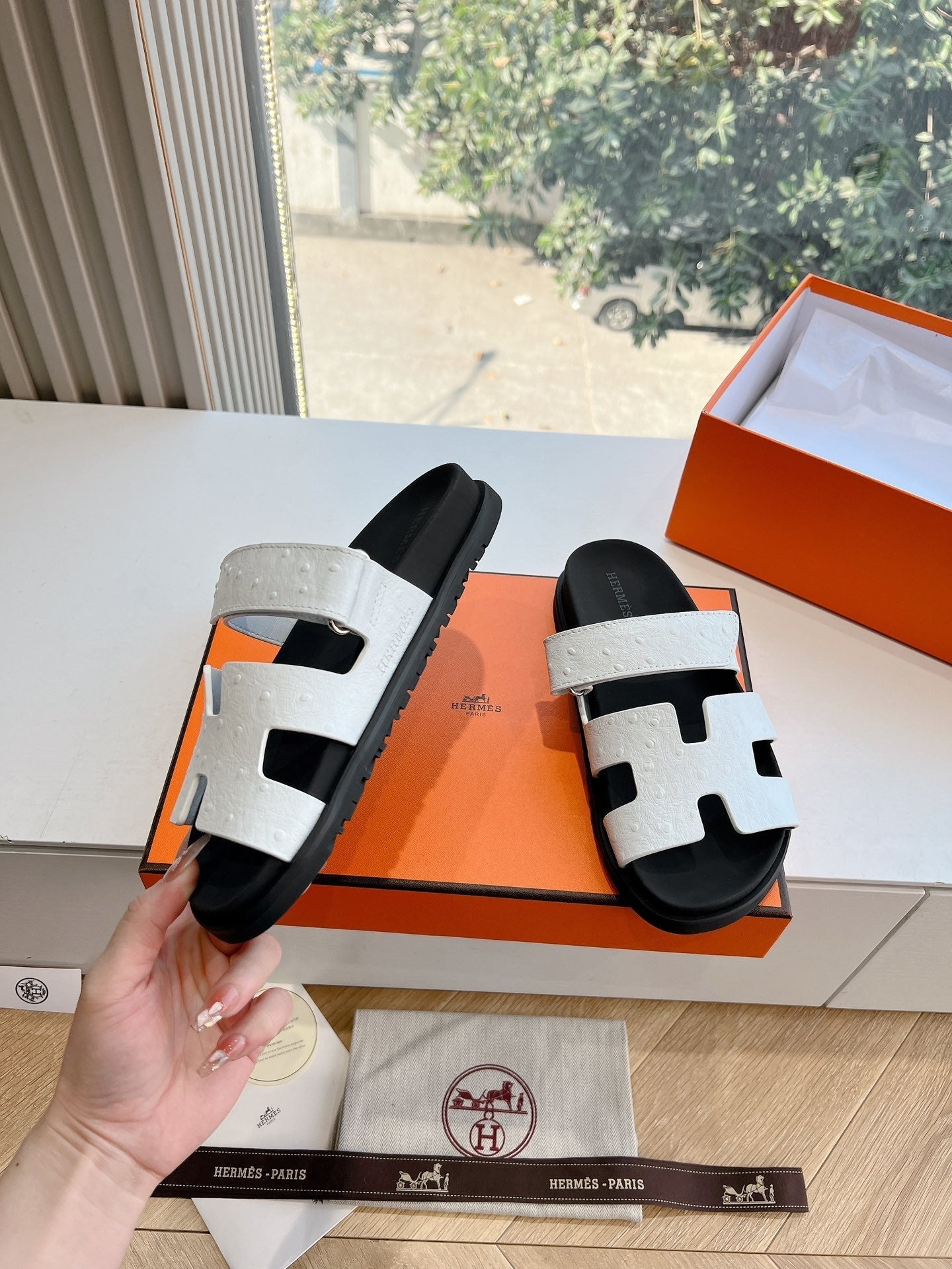 CHYPRE SANDAL IN WHITE GRAINED CALFSKIN、mysite、Cacoeks