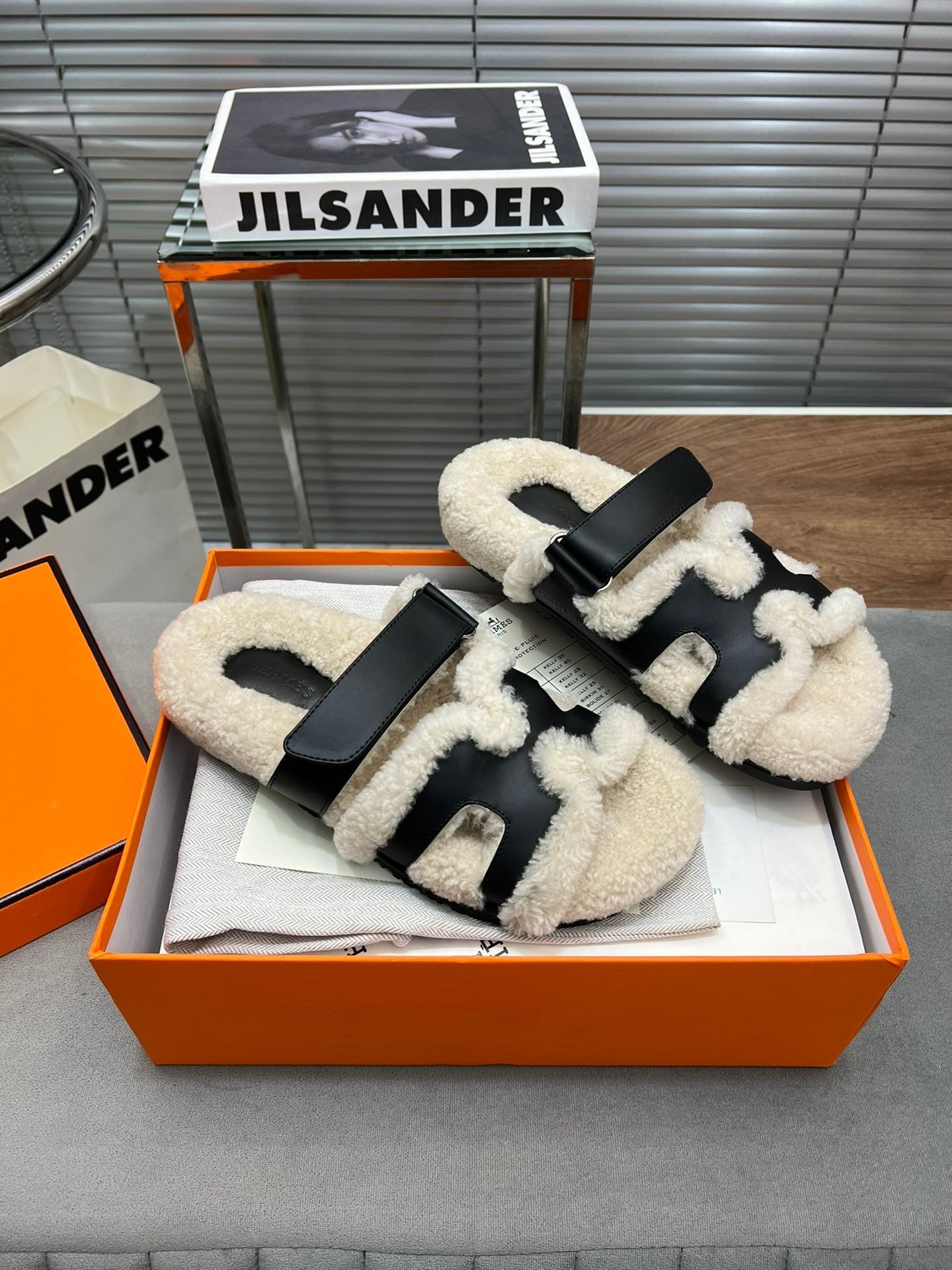 CHYPRE SLIPPERS IN BEIGE LAMB WOOL AND BLACK CALFSKIN、mysite、Cacoeks