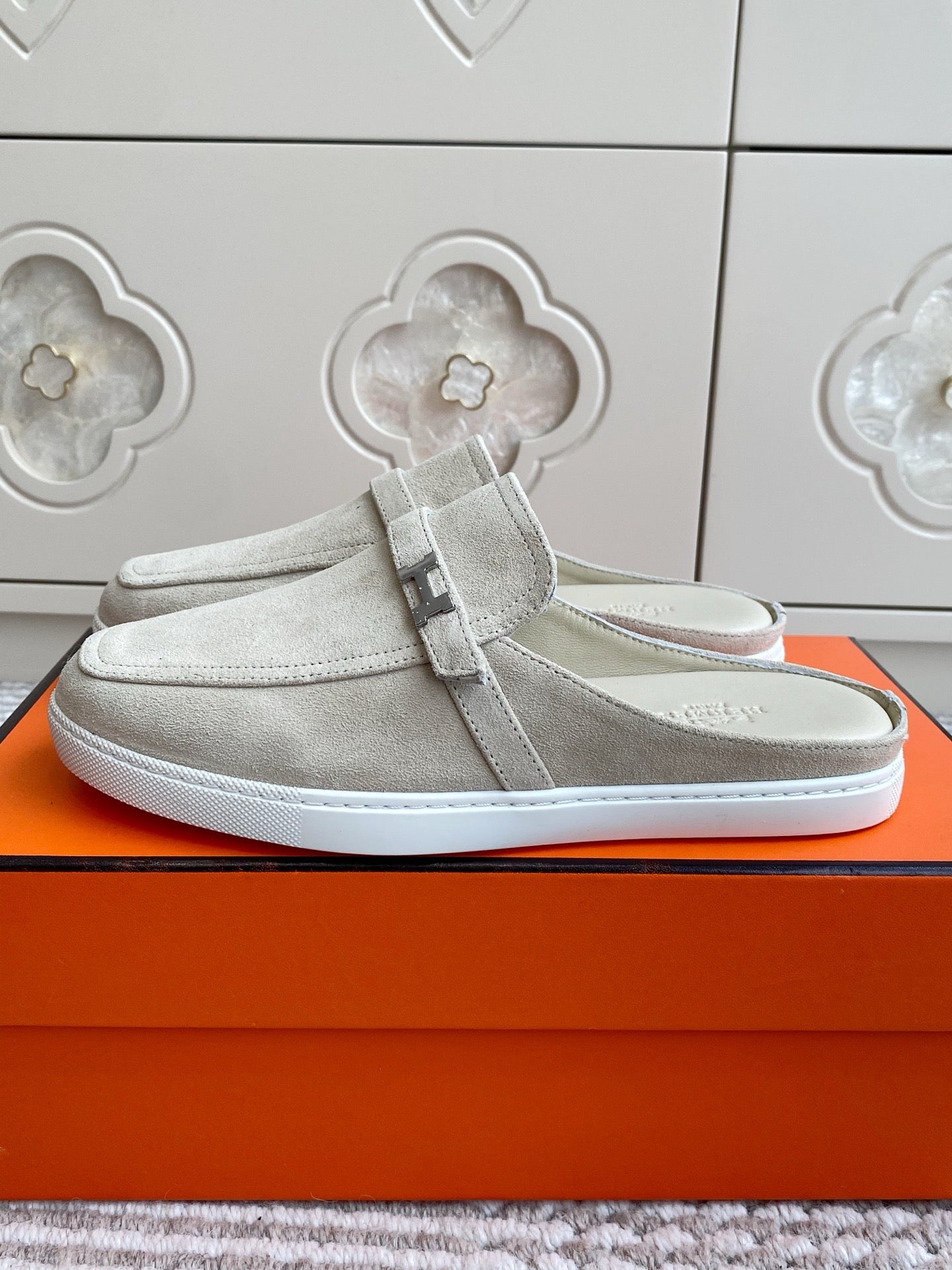 HM 25S MULES IN CREAM WHITE SUEDE WITH SILVER HARDWARE、mysite、Cacoeks