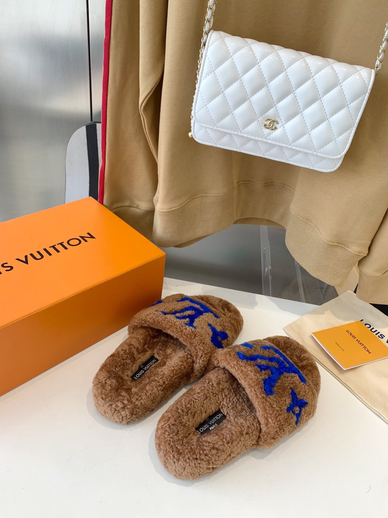 LV WOMEN'S PASEO FLAT SLIPPER IN BROWN FLEECE WITH BLUE LOGO、mysite、Cacoeks