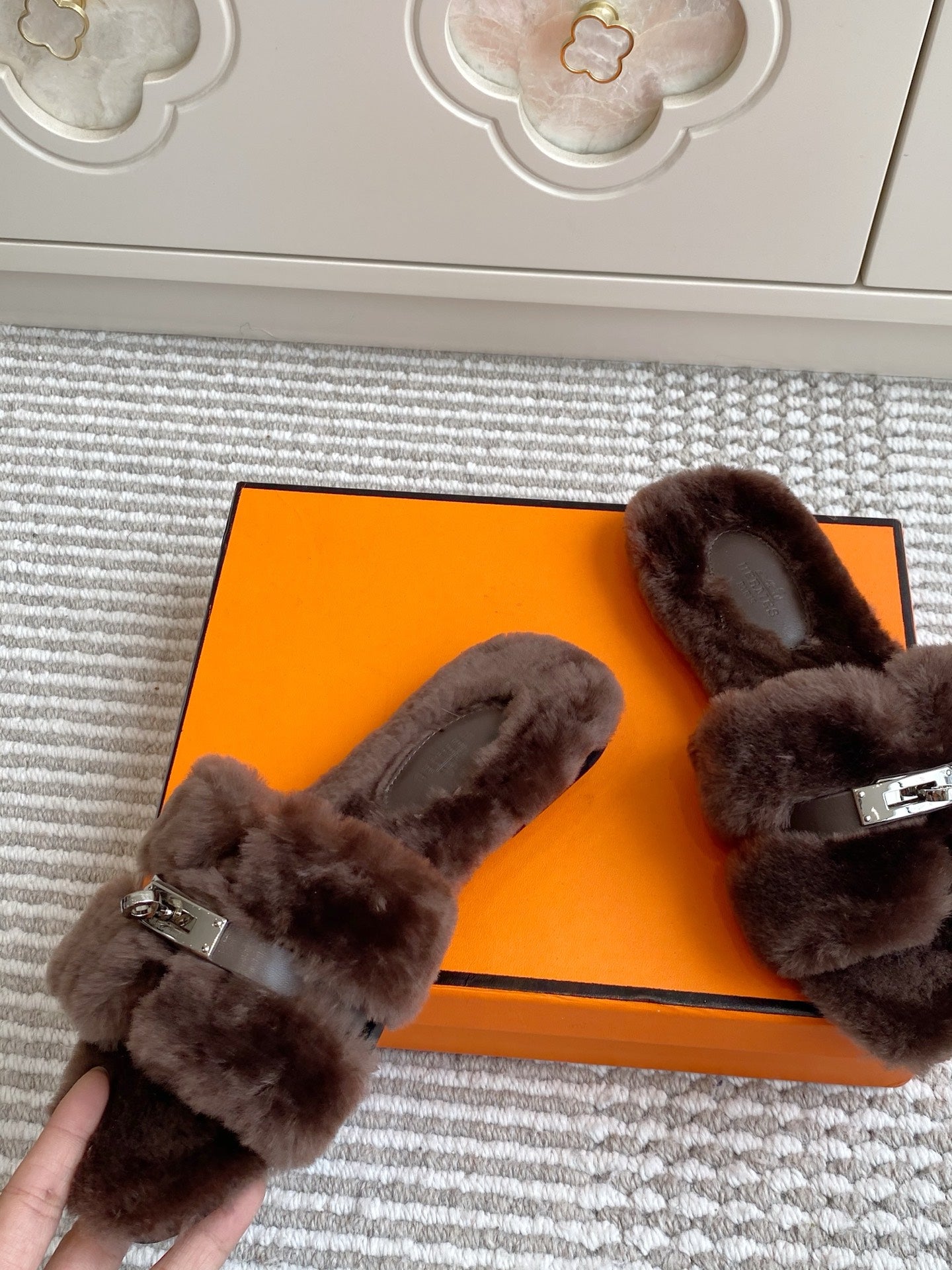 HM 25S ECLAIR SANDAL IN DARK BROWN SHEARLING WITH SILVER HARDWARE、mysite、Cacoeks