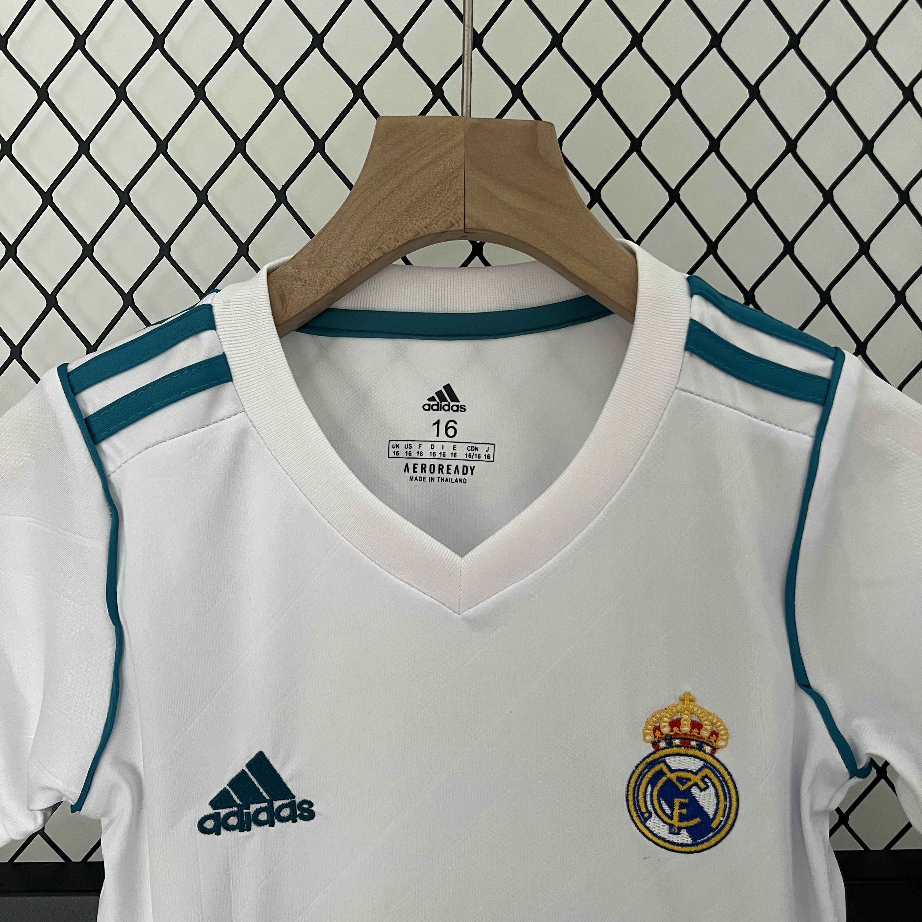 GlobeJersey-Retro Real Madrid 17-18 Home Stadium Kids Kit