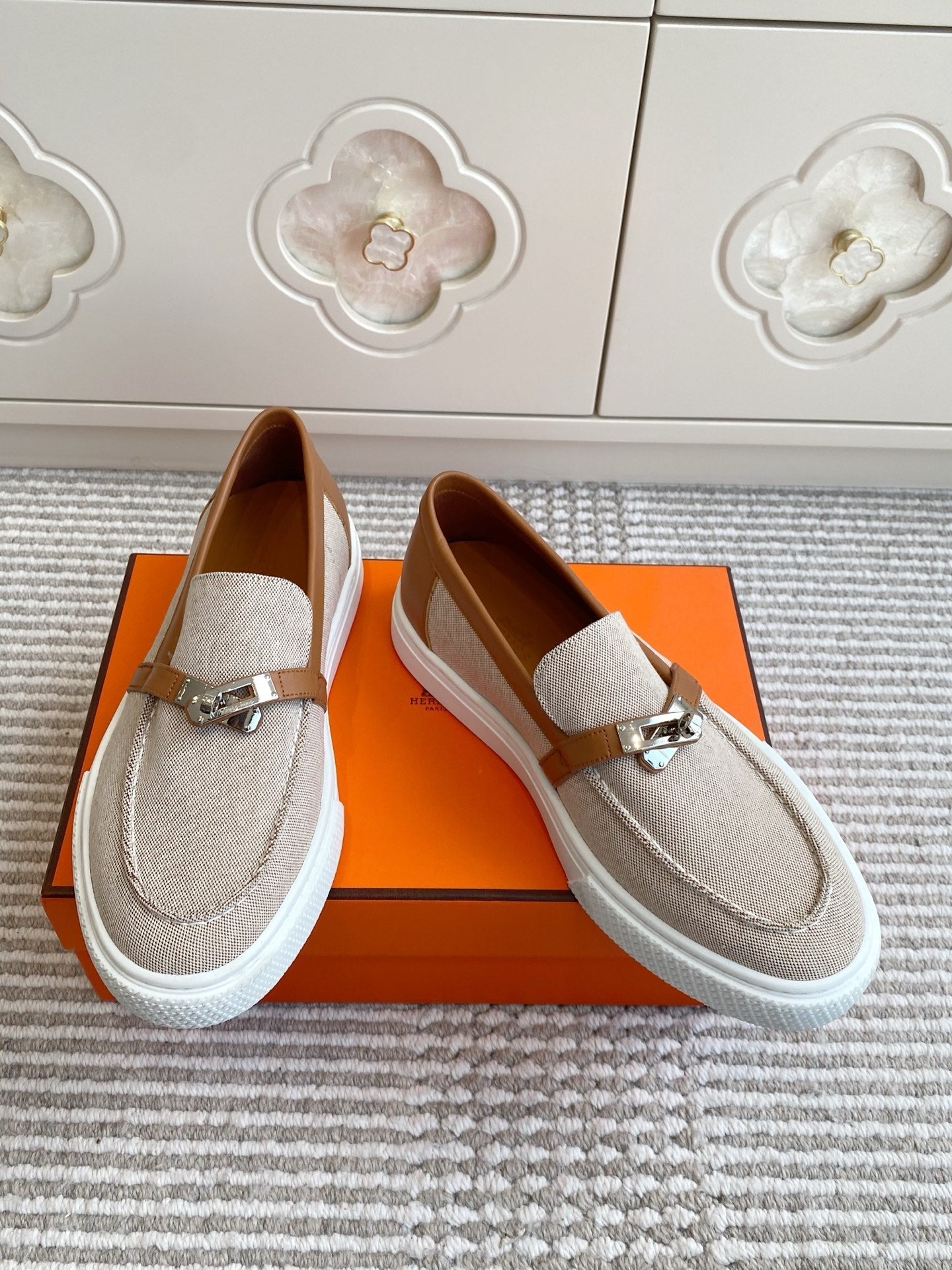 HM 25S SLIP-ON IN LIGHT BEIGE CANVAS AND BROWN LAMBSKIN WITH SILVER HARDWARE、mysite、Cacoeks
