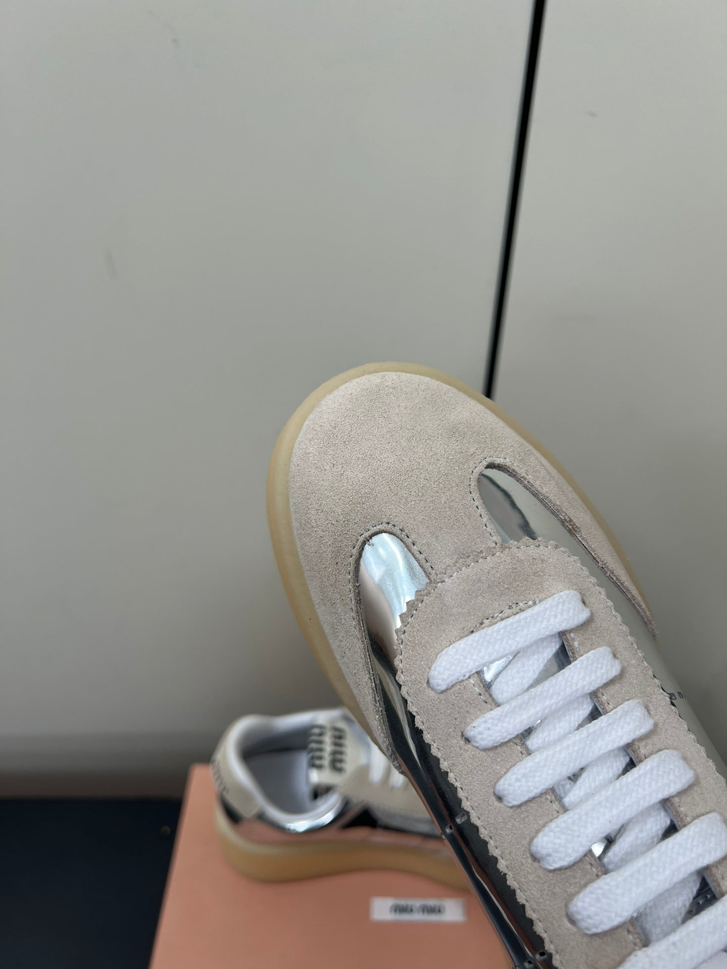 THICK-SOLED RETRO SNEAKERS IN SILVER METALLIC LAMBSKIN AND BEIGE SUEDE、mysite、Cacoeks