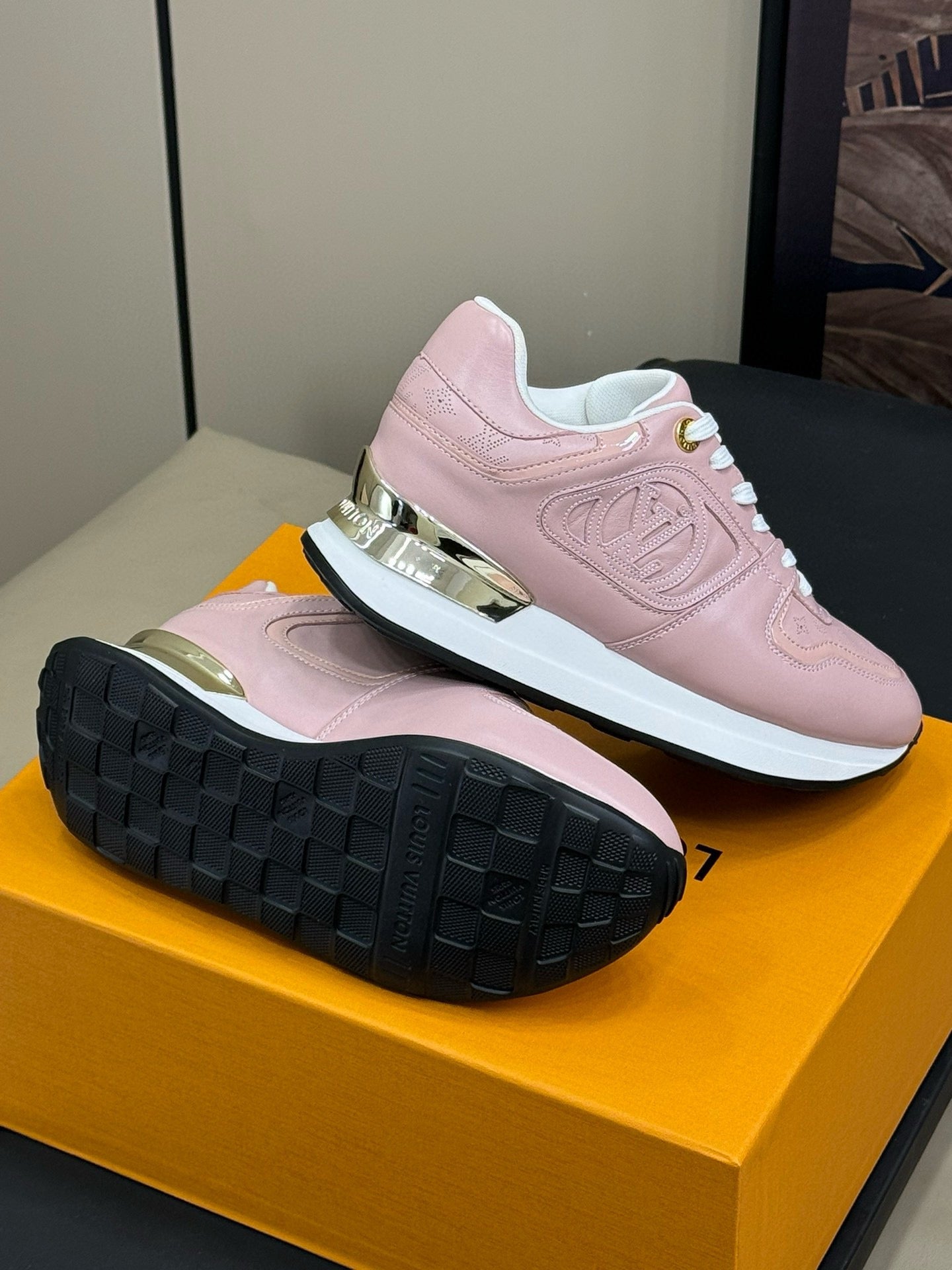 LV NEO RUN AWAY SNEAKER IN PASTEL PINK CALFSKIN、mysite、Cacoeks
