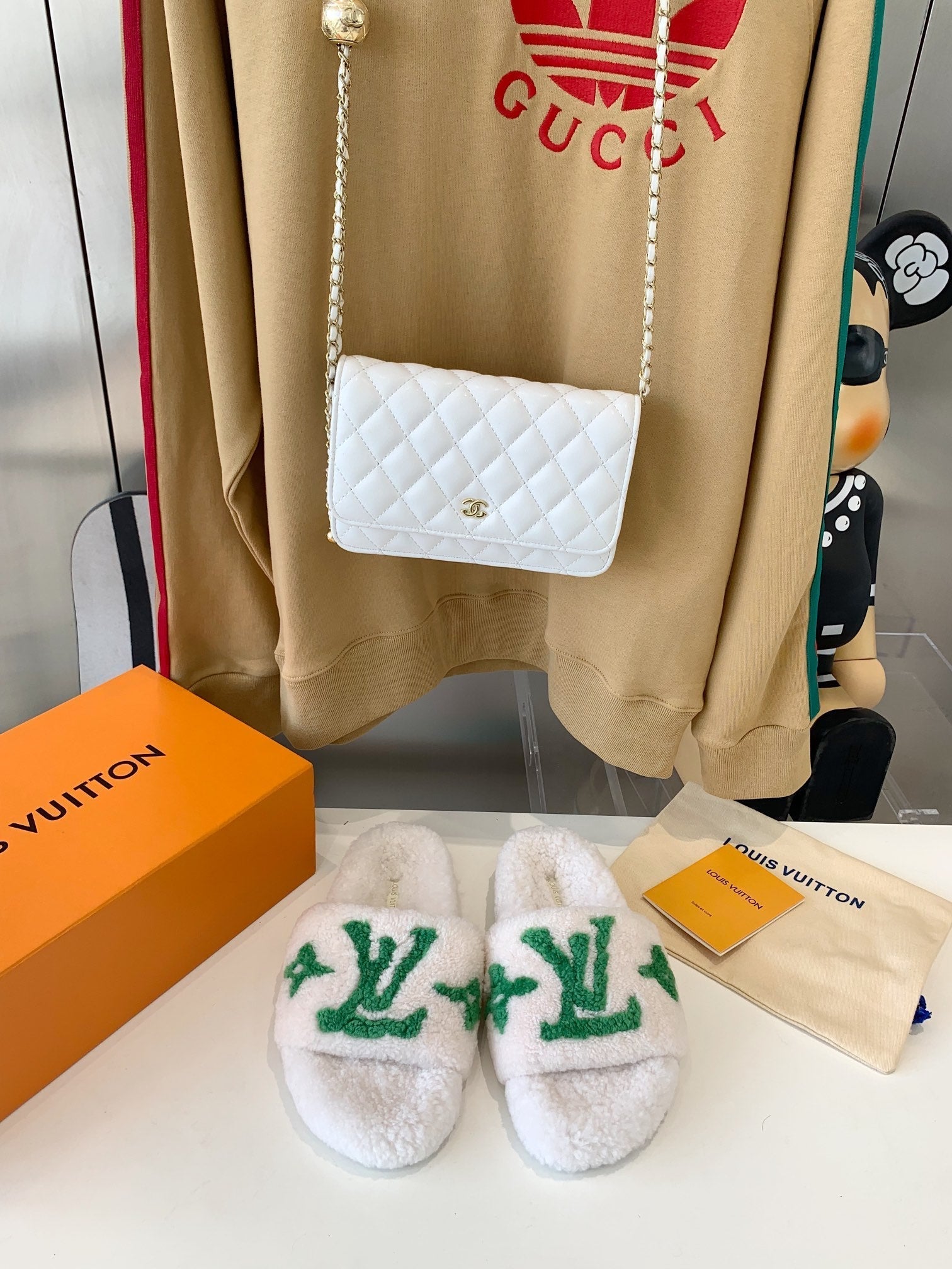 LV WOMEN'S PASEO FLAT SLIPPER IN WHITE FLEECE WITH GREEN LOGO、mysite、Cacoeks