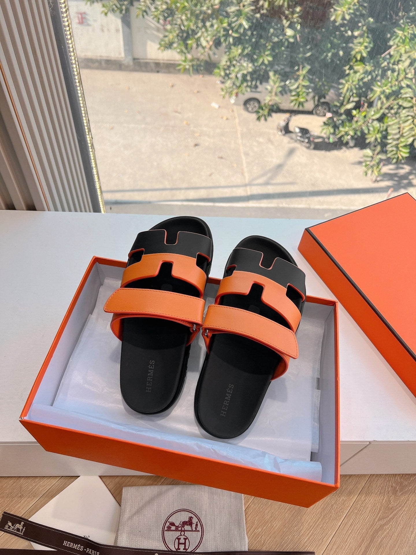 CHYPRE SANDAL IN VIVID ORANGE MIX BLACK CALFSKIN、mysite、Cacoeks