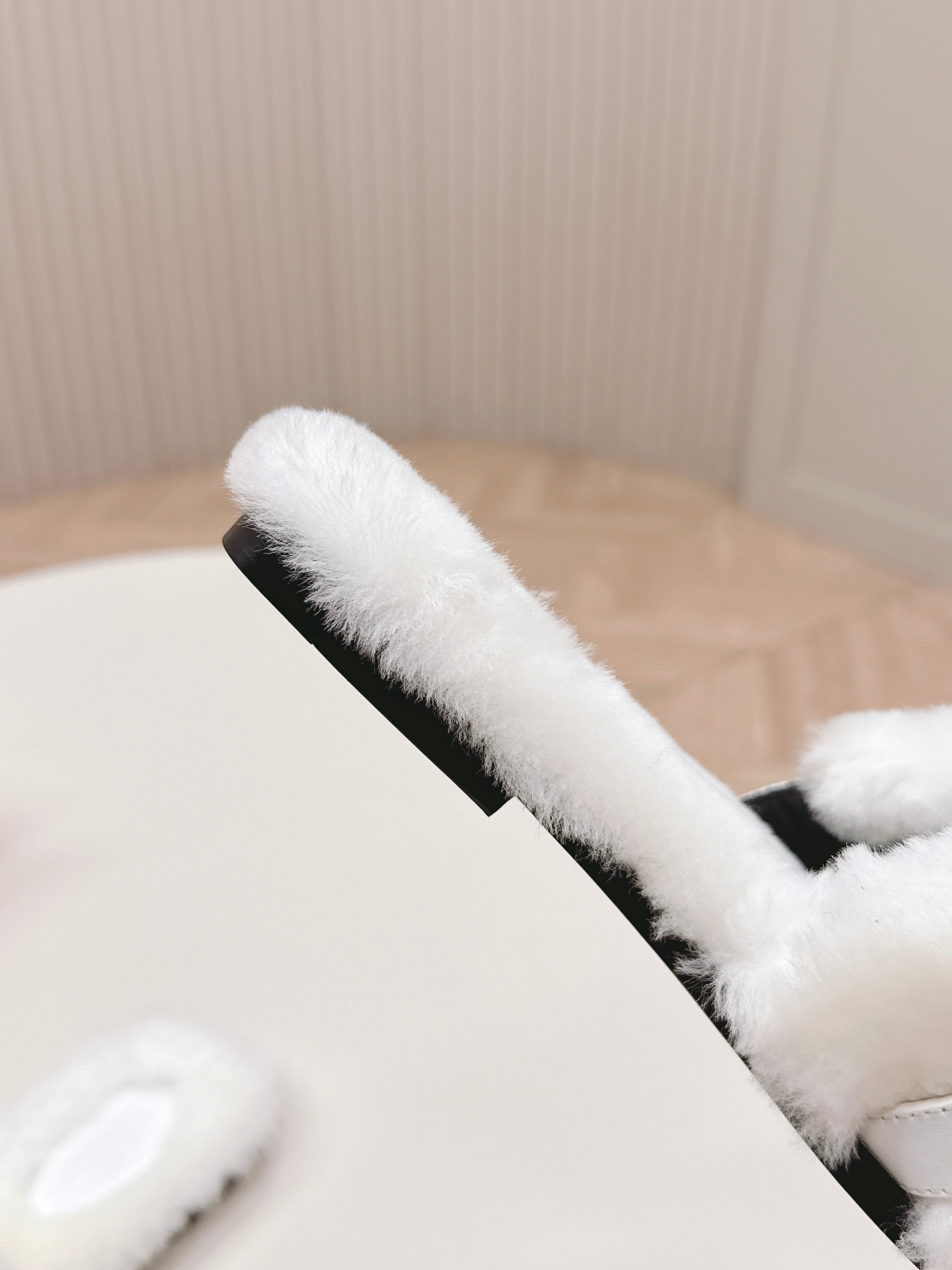 HM 25S ORAN SANDAL IN WHITE SHEARLING WITH SILVER HARDWARE、mysite、Cacoeks