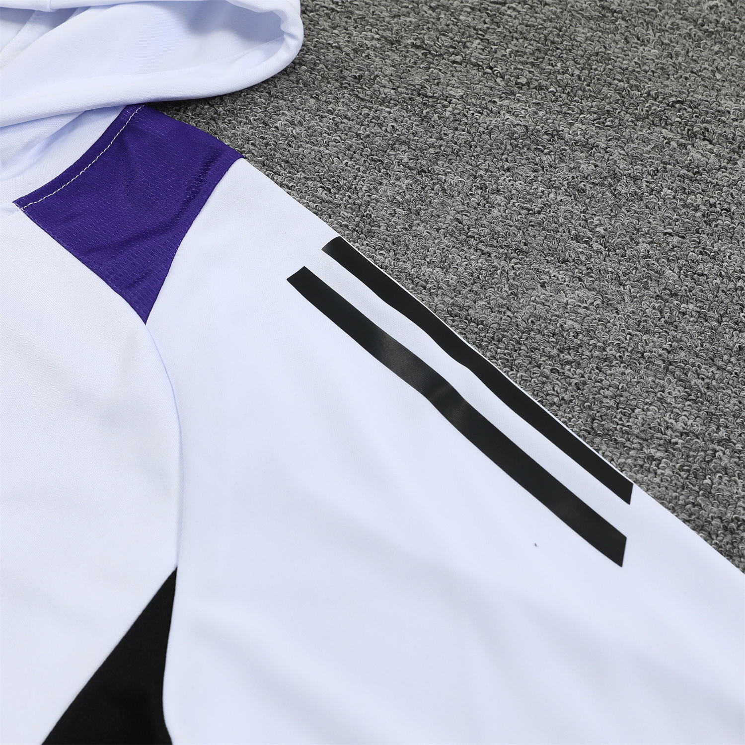 ManixJersey.com | Real Madrid 24-25 Training Hoodie Set - White Hoodie and Black Pants -Customize Name, Number and Patch | Worldwide Shipping