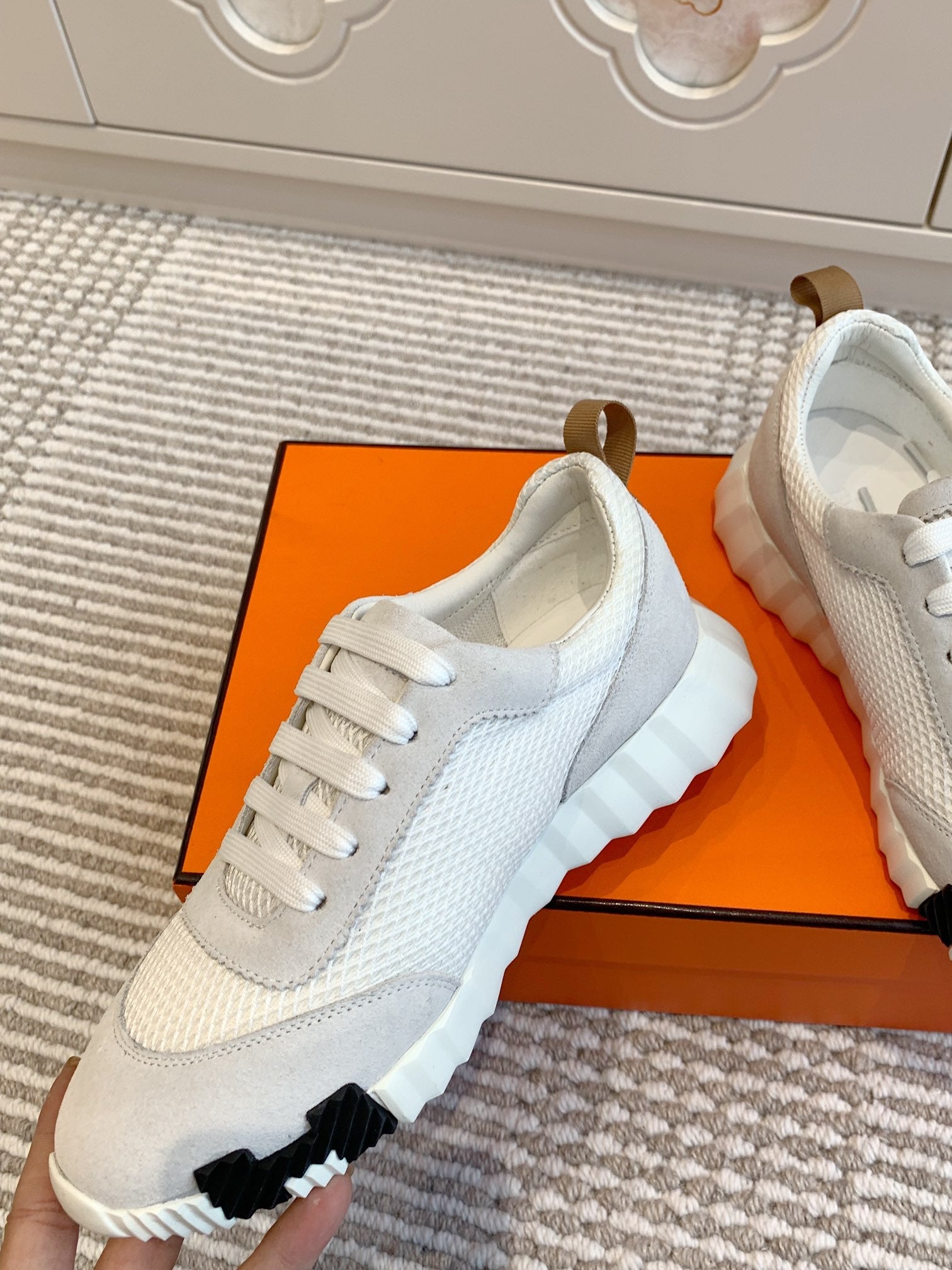 BOUNCING SNEAKER IN WHITE GRAPHIC MESH AND PASTEL GRAY SUEDE、mysite、Cacoeks