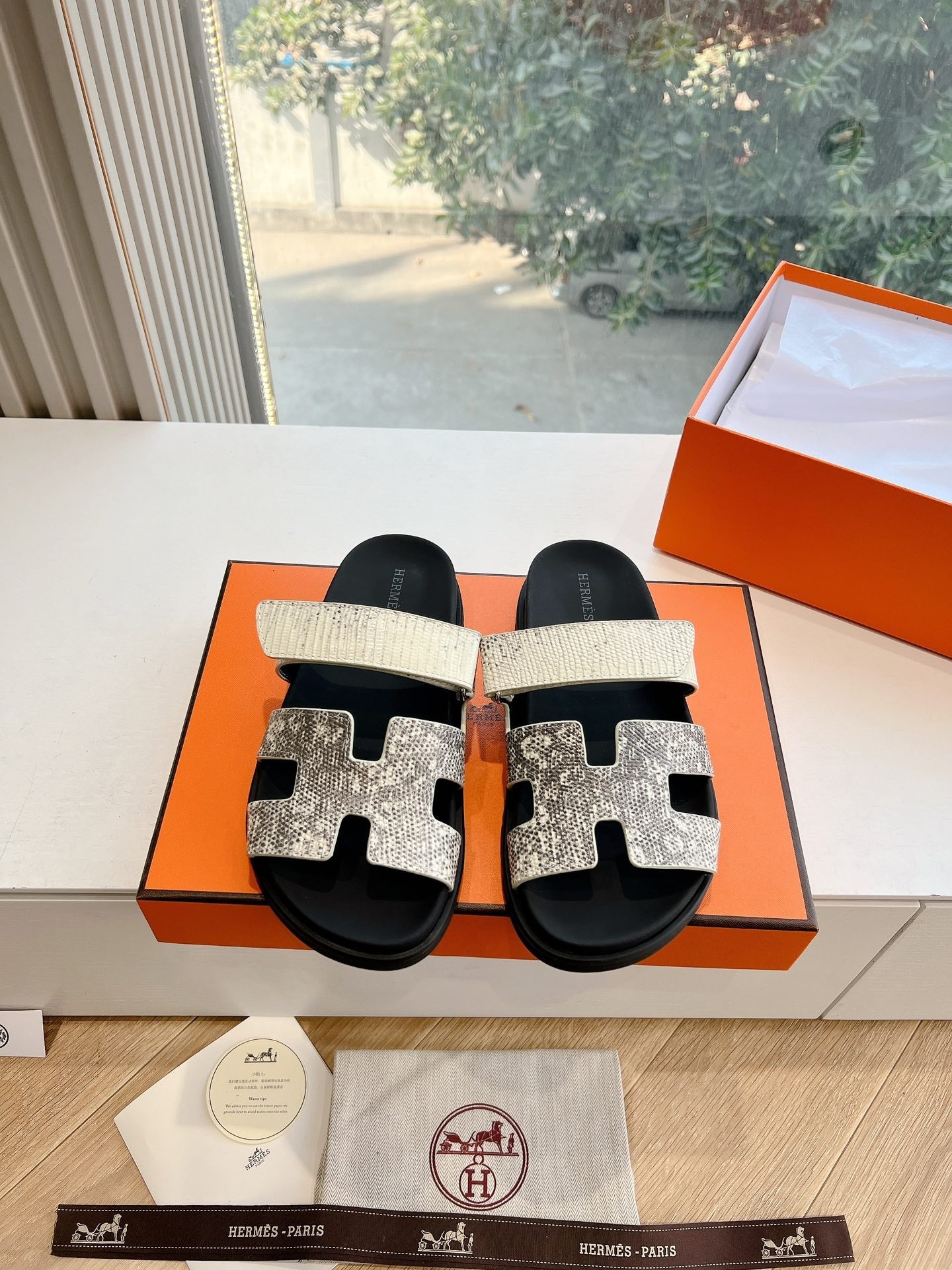 CHYPRE SANDAL IN WHITE MIX BLACK LIZARD SKIN、mysite、Cacoeks