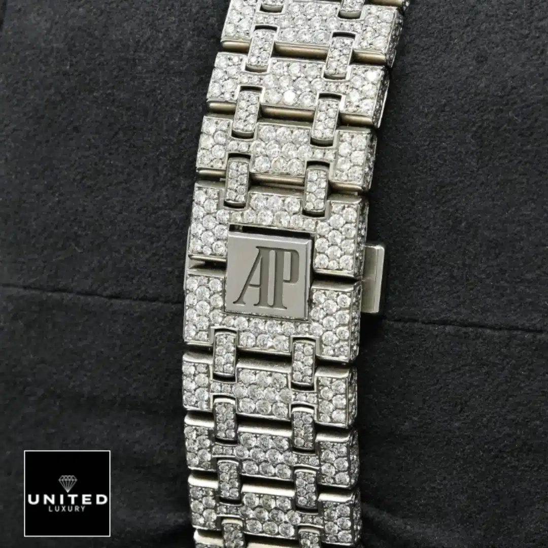 Diamond AP Watch Replica Yeni Proje 4 11 AP Royal Oak 15500ST.OO.1220ST.04 Replica Bracelet is jewel set and has the AP logo on it