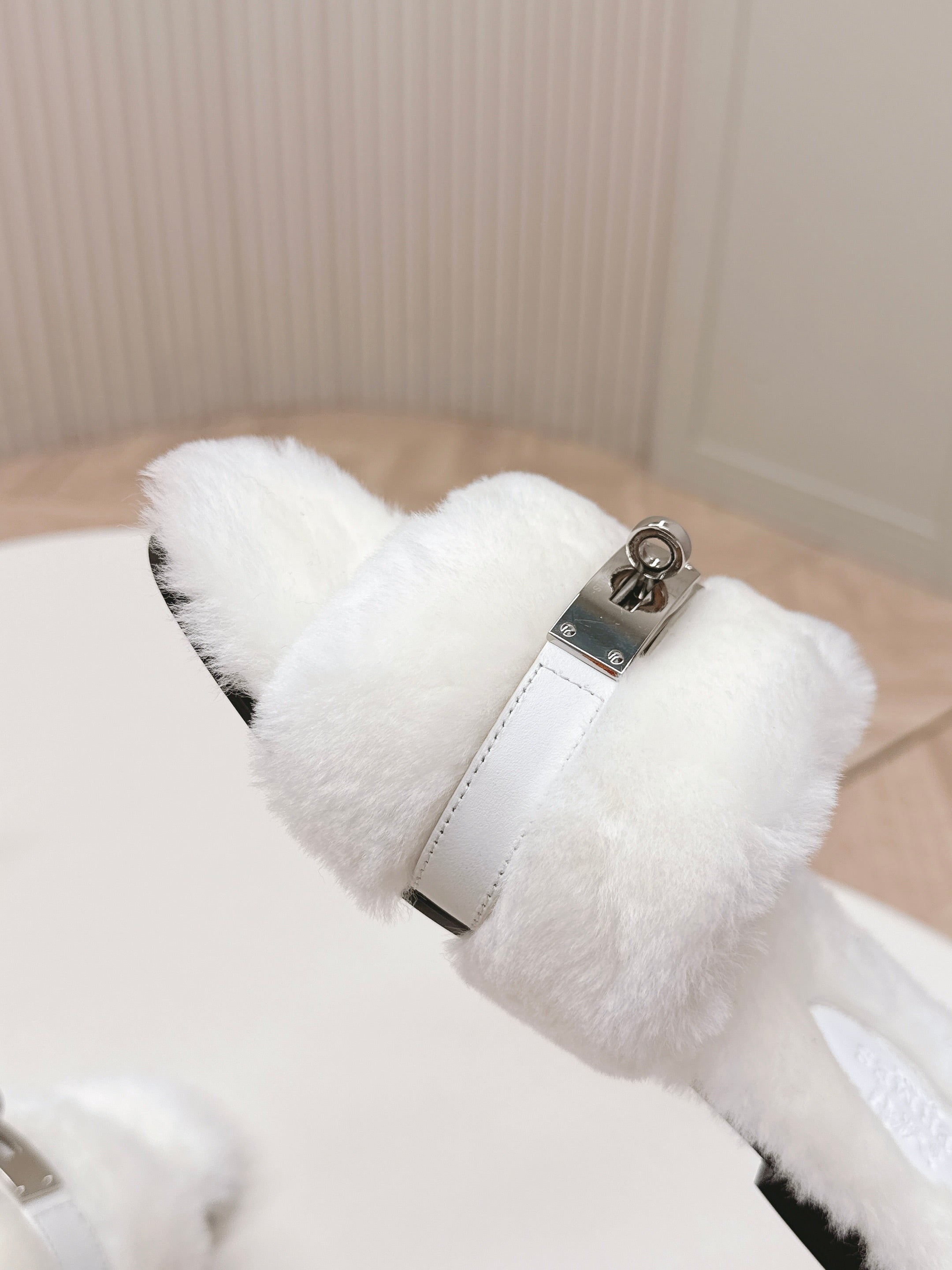HM 25S ORAN SANDAL IN WHITE SHEARLING WITH SILVER HARDWARE、mysite、Cacoeks