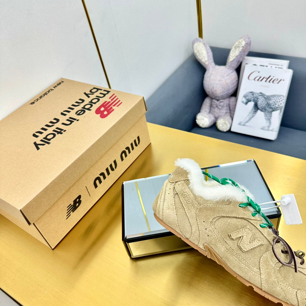 MIUXNB 530 SNEAKERS IN DARK BEIGE SUEDE SHEARLING、mysite、Cacoeks