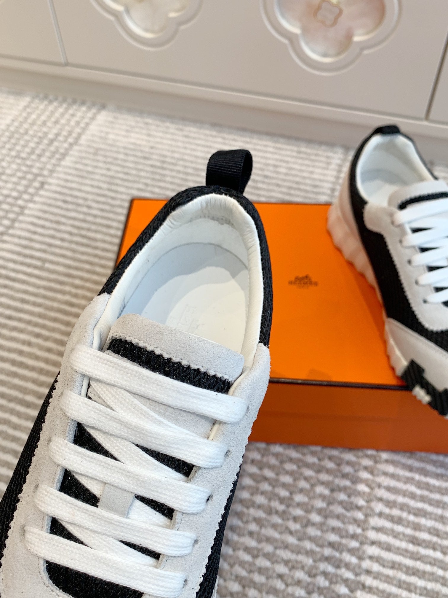 BOUNCING SNEAKER IN BLACK GRAPHIC MESH AND PASTEL GRAY SUEDE、mysite、Cacoeks