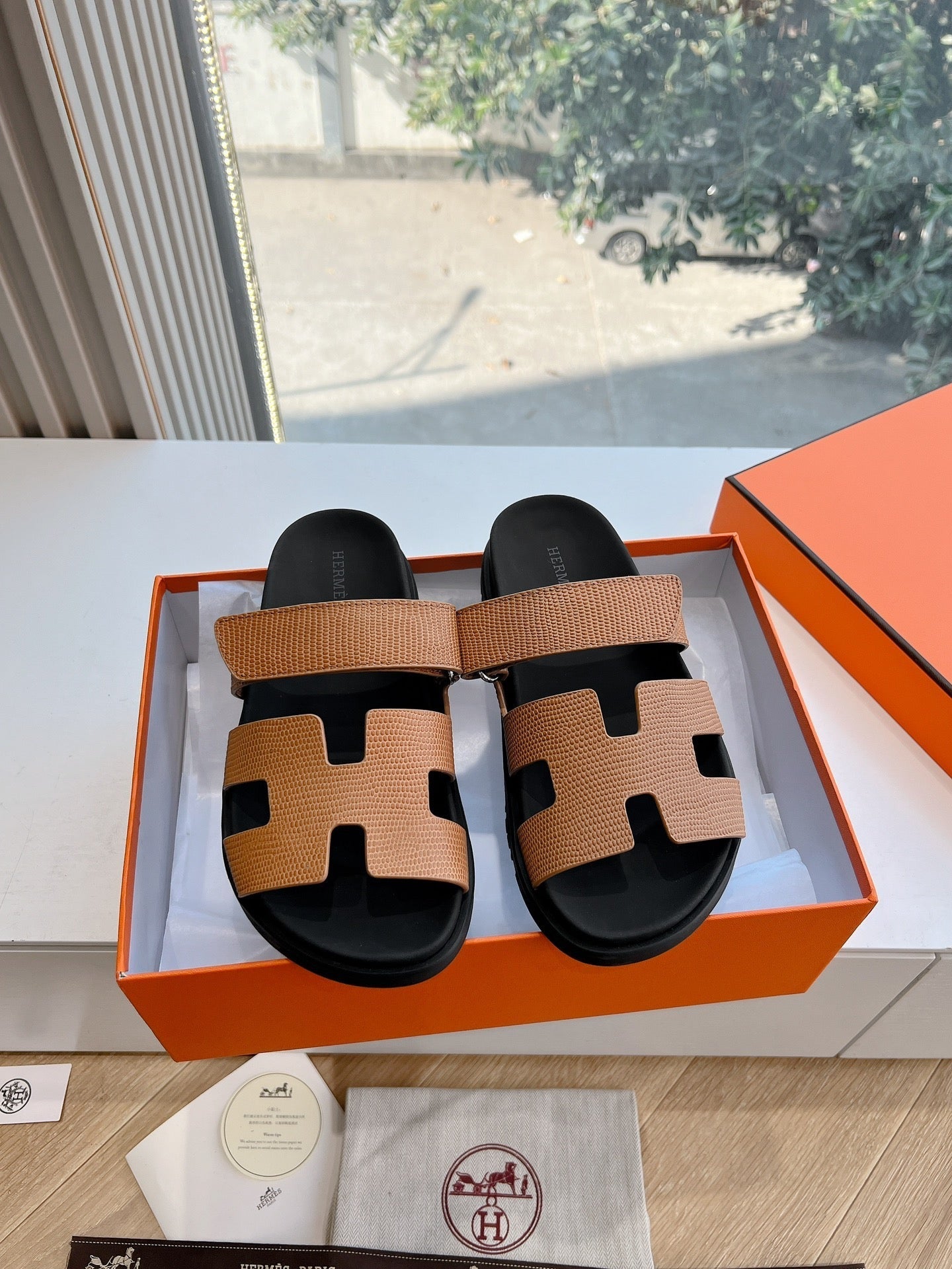 CHYPRE SANDAL IN CIDER BROWN SHINY GRAINED CALFSKIN、mysite、Cacoeks